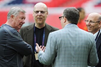 LONDON, ENGLAND - MAY 27:  Sir Alex Ferguson manager of Manchester United (L) speaks with Avram Glazer (2L), Bryan Glazer (2R) and Joel Glazer (R) during a Manchester United training session prior to the UEFA Champions League final versus Barcelona at Wem