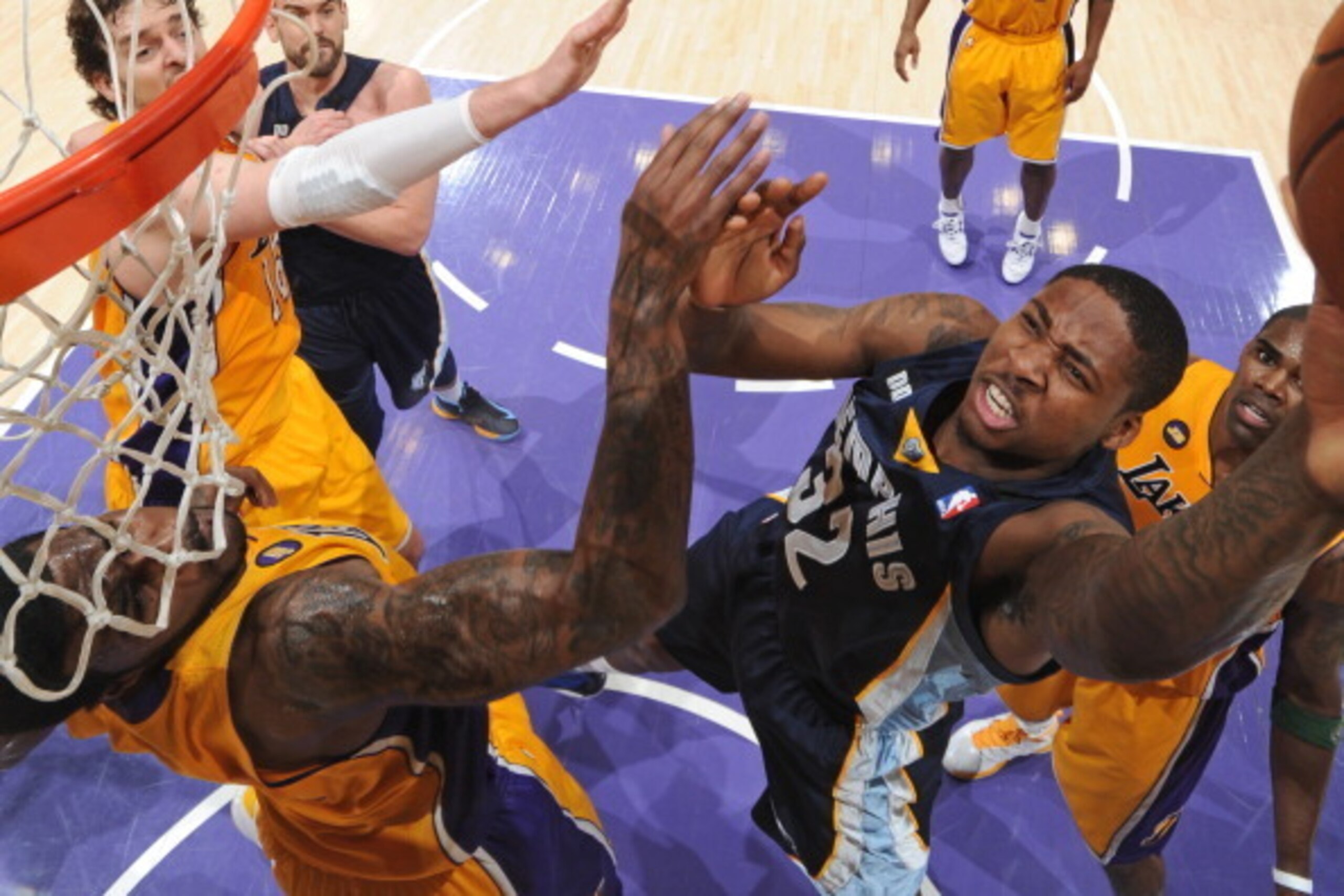 LOS ANGELES, CA - APRIL 5: Ed Davis #32 of the Memphis Grizzlies shoots against the Los Angeles Lakers at Staples Center on April 5, 2013 in Los Angeles, California. NOTE TO USER: User expressly acknowledges and agrees that, by downloading and/or using th LOS ANGELES, CA - APRIL 5: Ed Davis #32 of the Memphis Grizzlies shoots against the Los Angeles Lakers at Staples Center on April 5, 2013 in Los Angeles, California. NOTE TO USER: User expressly acknowledges and agrees that, by downloading and/or using th