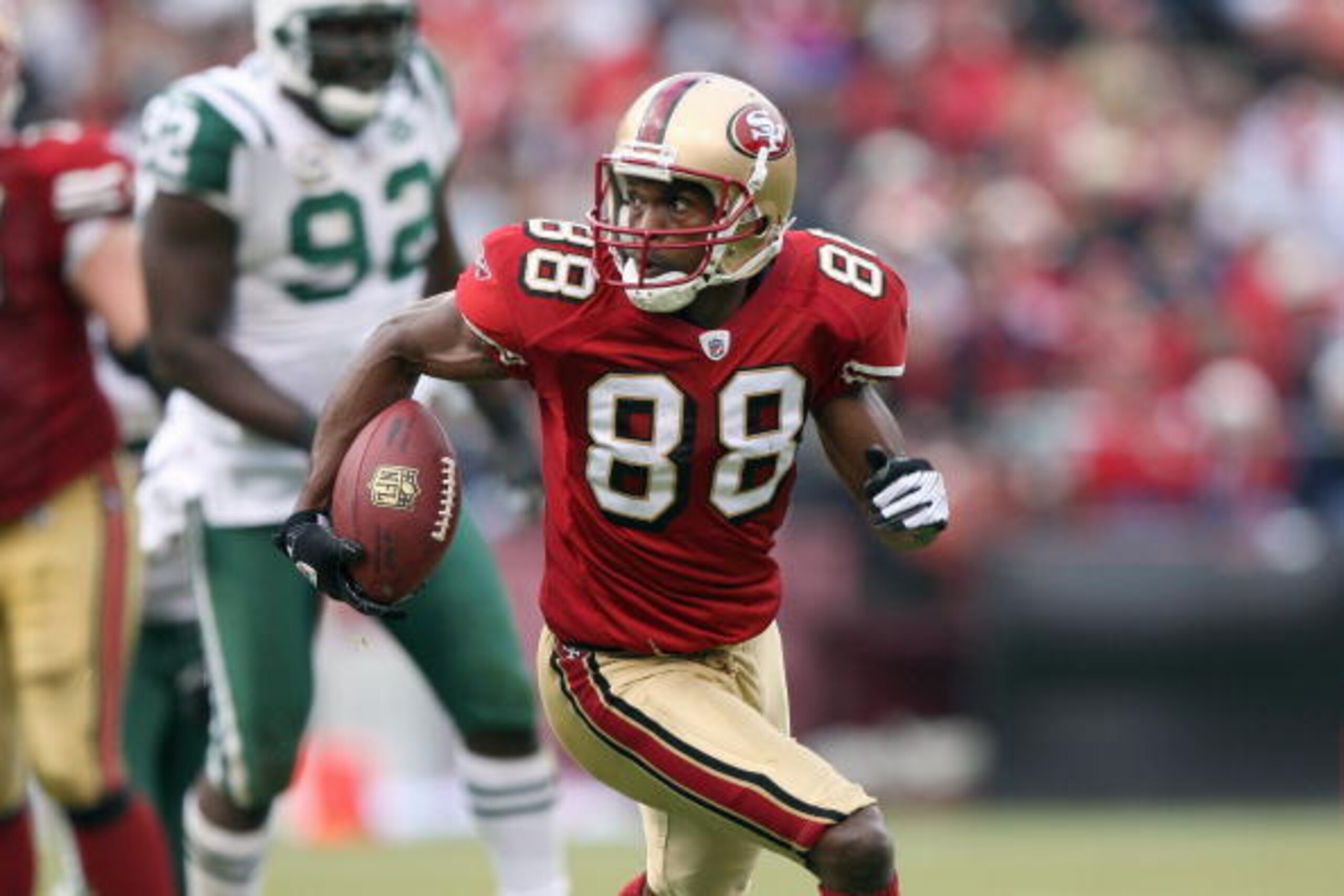 SAN FRANCISCO - DECEMBER 07:  Isaac Bruce #88 of the San Francisco 49ers carries the ball against the New York Jets during an NFL game on December 7, 2008 at Candlestick Park in San Francisco, California. (Photo by Jed Jacobsohn/Getty Images)