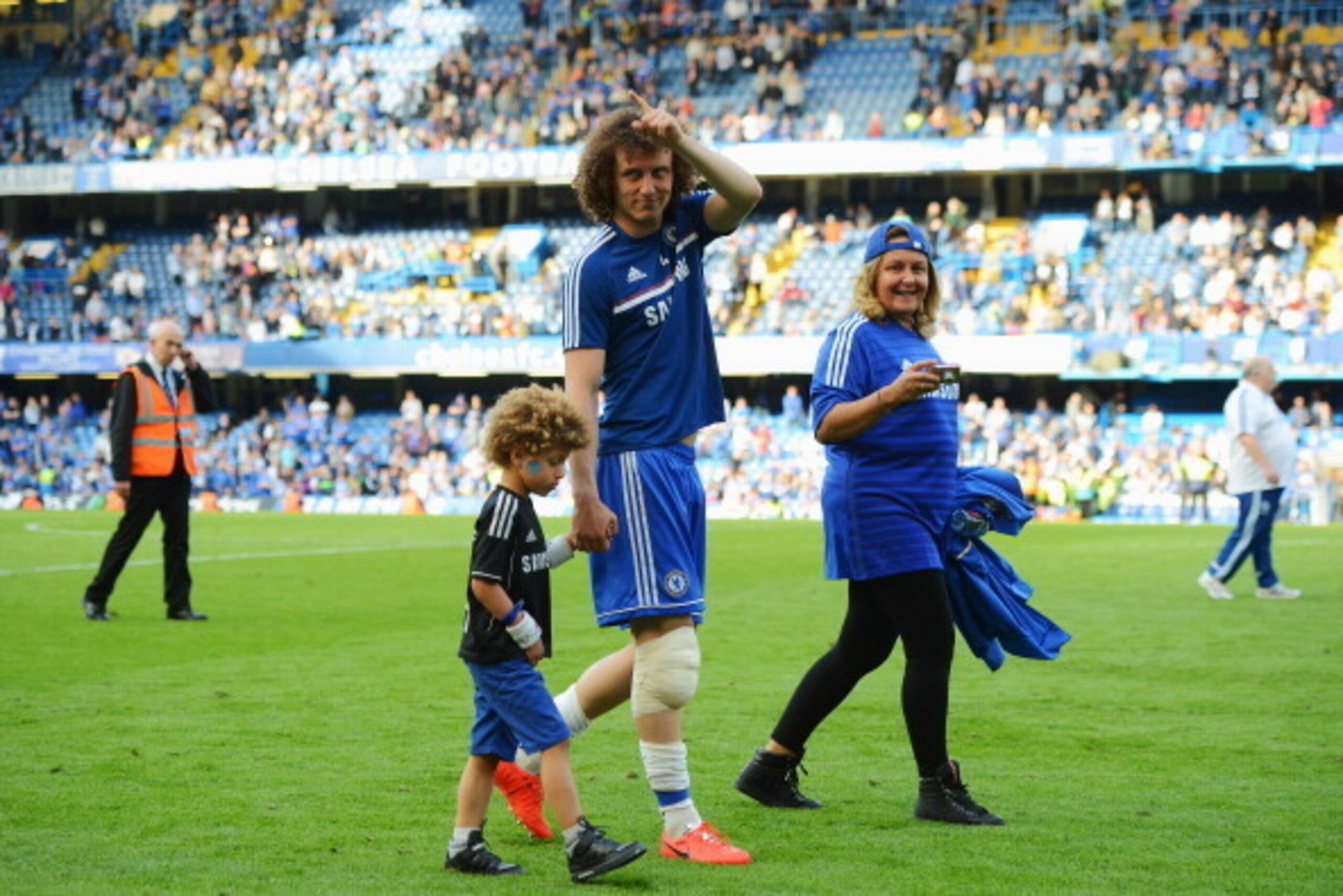 LONDON, ENGLAND - MAY 04: David Luiz of Chelsea acknowledges the crowd following the Barclays Premier League match between Chelsea and Norwich City at Stamford Bridge on May 4, 2014 in London, England. (Photo by Michael Regan/Getty Images) LONDON, ENGLAND - MAY 04: David Luiz of Chelsea acknowledges the crowd following the Barclays Premier League match between Chelsea and Norwich City at Stamford Bridge on May 4, 2014 in London, England. (Photo by Michael Regan/Getty Images)