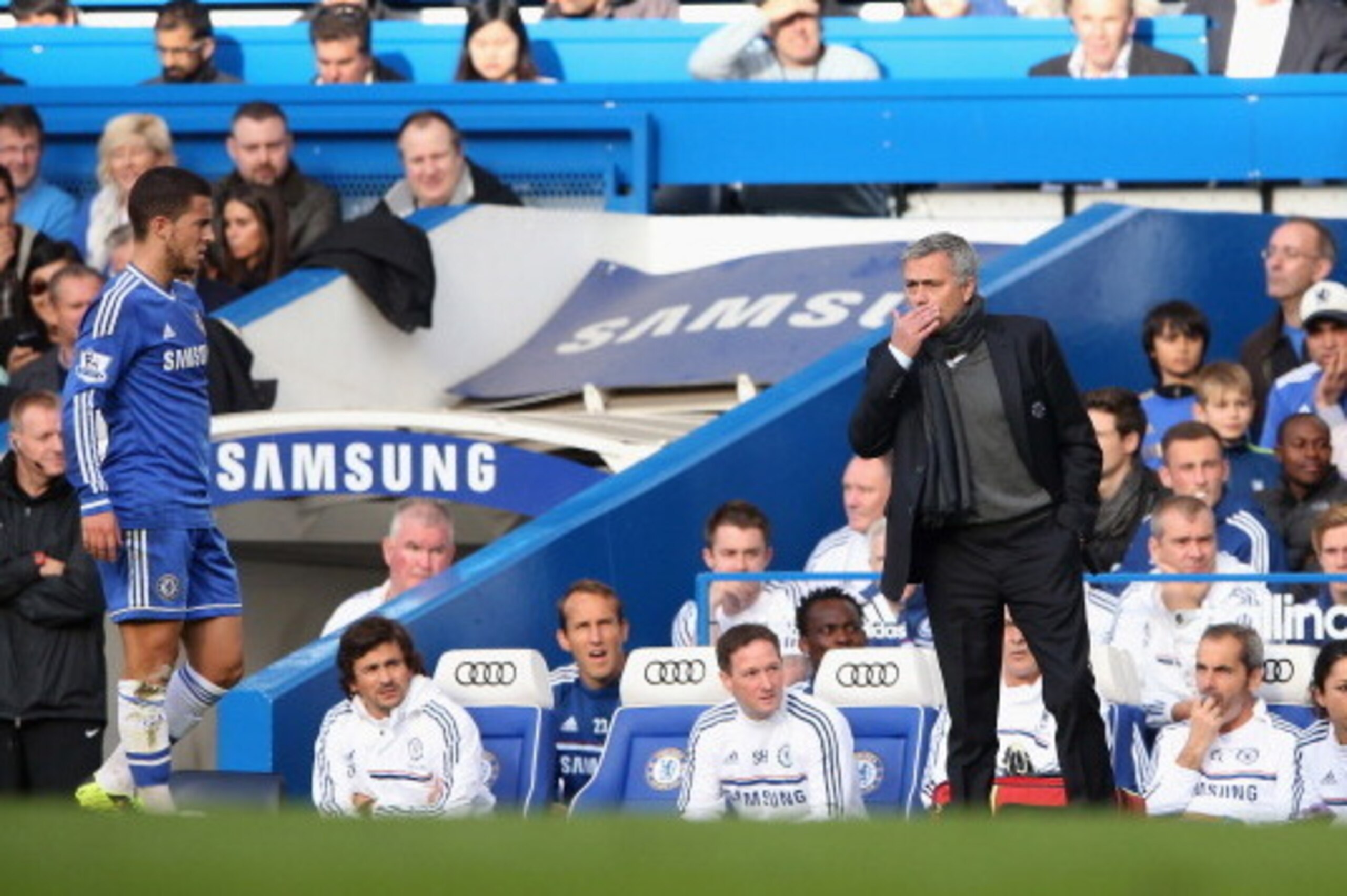 LONDON, ENGLAND - OCTOBER 19: Chelsea manager Jose Mouinho (R) gives instructions to Eden Hazard from the touchline during the Barclays Premier League match between Chelsea and Cardiff City at Stamford Bridge on October 19, 2013 in London, England. (Phot LONDON, ENGLAND - OCTOBER 19: Chelsea manager Jose Mouinho (R) gives instructions to Eden Hazard from the touchline during the Barclays Premier League match between Chelsea and Cardiff City at Stamford Bridge on October 19, 2013 in London, England. (Phot