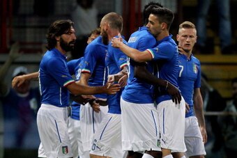 PERUGIA, ITALY - JUNE 04:  Italy players celebrate the opening goal scored by Claudio Marchisio during the international friendly match between Italy and Luxembourg on June 4, 2014 in Perugia, Italy.  (Photo by Paolo Bruno/Getty Images)