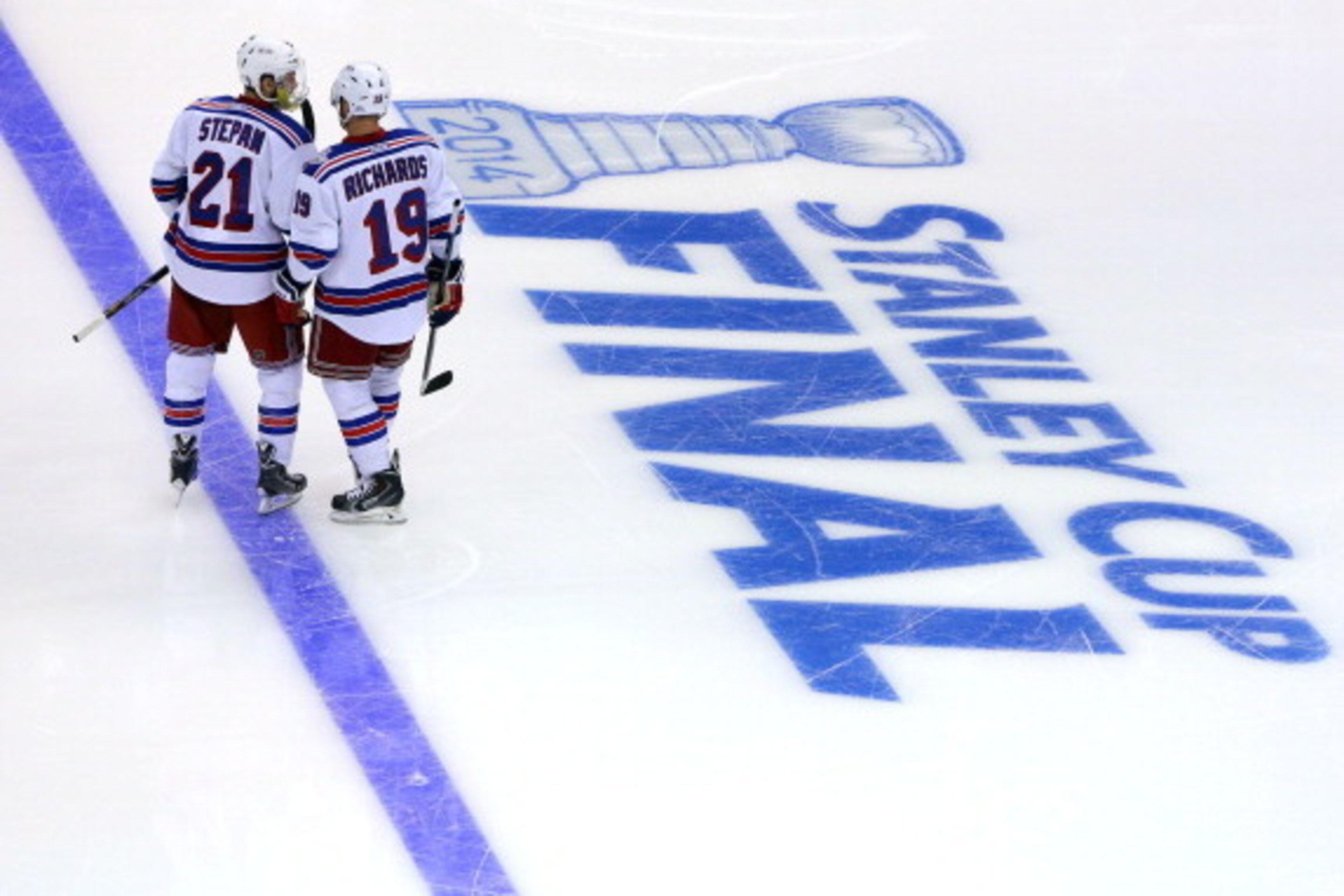 LOS ANGELES, CA - JUNE 04:  Derek Stepan #21 of the New York Rangers talks with Brad Richards #19 against the Los Angeles Kings during Game One of the 2014 NHL Stanley Cup Final at the Staples Center on June 4, 2014 in Los Angeles, California.  (Photo by 