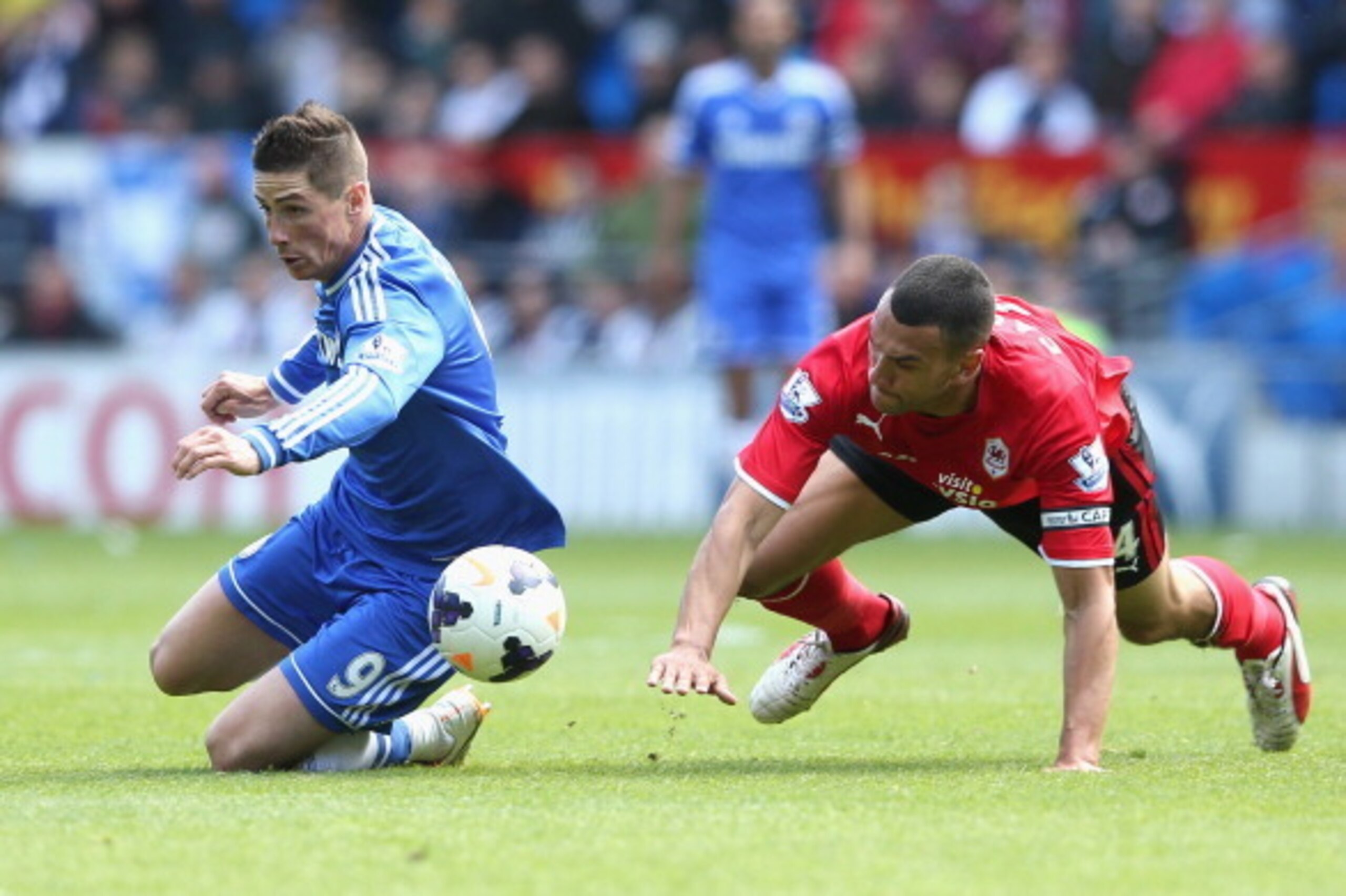 CARDIFF, WALES - MAY 11:  Fernando Torres of Chelsea is challenged by Steven Caulker (R) during the Barclays Premier League match between Cardiff City and Chelsea at the Cardiff City Stadium on May 11, 2014 in Cardiff, Wales.  (Photo by David Rogers/Getty