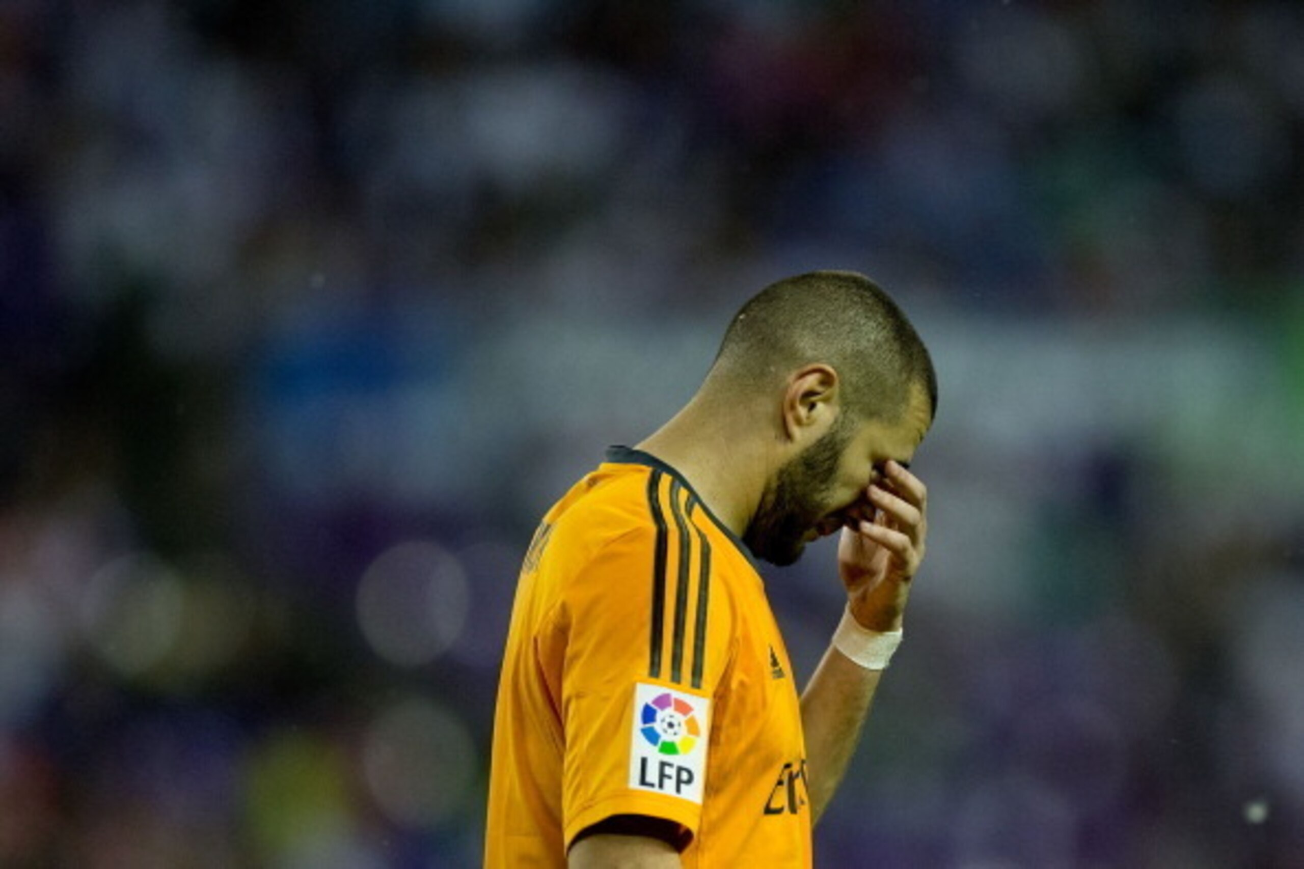VALLADOLID, SPAIN - MAY 07:  Karim Benzema of Real Madrid CF rubs his eyes from the dust during the La Liga match between Real Valladolid CF and Real Madrid CF at Estadio Jose Zorilla on May 7, 2014 in Valladolid, Spain.  (Photo by Gonzalo Arroyo Moreno/G