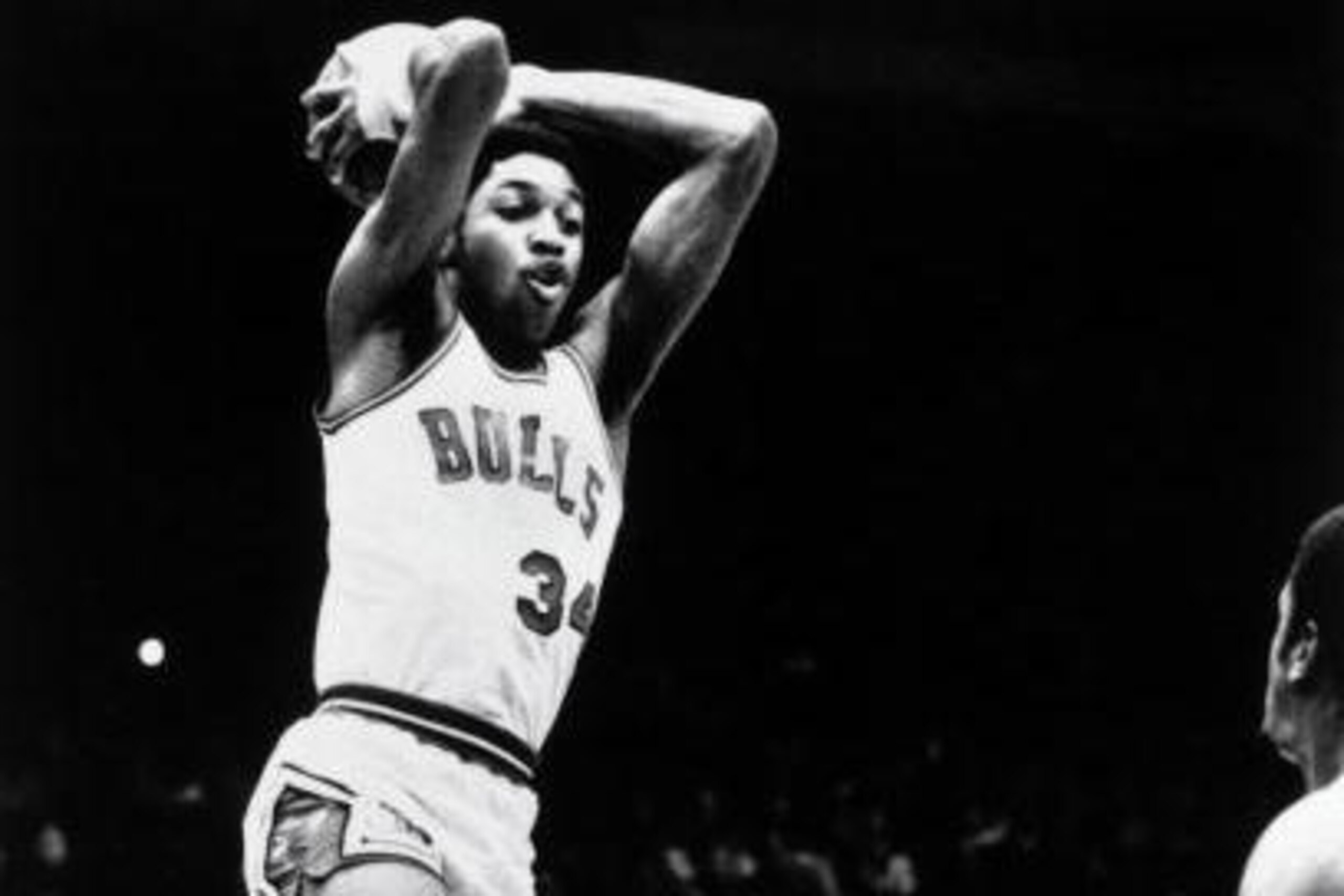 CHICAGO - 1984: David Greenwood #34 of the Chicago Bulls passes during a game played in 1984 at Chicago Stadium in Chicago, Illinois. NOTE TO USER: User expressly acknowledges and agrees that, by downloading and or using this photograph, User is consentin