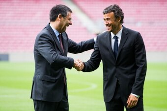 BARCELONA, SPAIN - MAY 21: Luis Enrique Martinez (R) shakes hands with President Josep Maria Bartomeu during his official presentation as the new coach of FC Barcelona at Camp Nou on May 21, 2014 in Barcelona, Spain. (Photo by Alex Caparros/Getty Images)