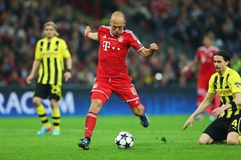 LONDON, ENGLAND - MAY 25:  Arjen Robben of Bayern Muenchen scores their second goal during the UEFA Champions League final match between Borussia Dortmund and FC Bayern Muenchen at Wembley Stadium on May 25, 2013 in London, United Kingdom.  (Photo by Alex