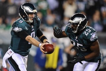 PHILADELPHIA, PA - DECEMBER 22:  Nick Foles #9 of the Philadelphia Eagles hands the ball off to LeSean McCoy #25 during the first quarter against the Chicago Bears at Lincoln Financial Field on December 22, 2013 in Philadelphia, Pennsylvania.  (Photo by M