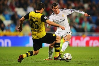 MADRID, SPAIN - APRIL 02:  Gareth Bale of Real Madrid takes on Sokratis Papastathopoulos of Borussia Dortmund during the UEFA Champions League Quarter Final first leg match between Real Madrid and Borussia Dortmund at Estadio Santiago Bernabeu on April 2,