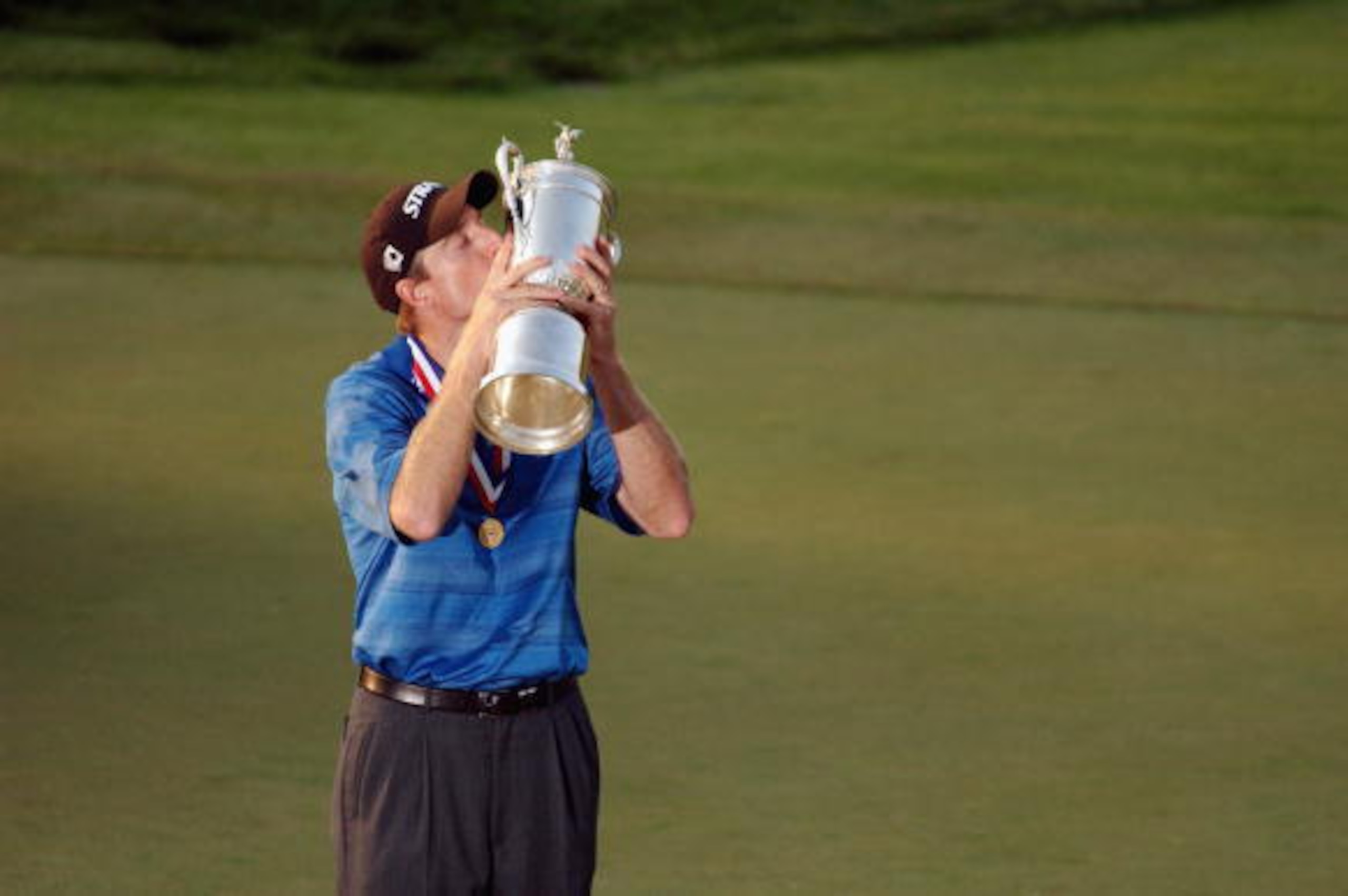 OLYMPIA FIELDS, IL - JUNE 15:  Jim Furyk kisses the trophy after winning the 2003 US Open on the North Course at the Olympia Fields Country Club on June 15, 2003 in Olympia Fields, Illinois.  (Photo by Matthew Stockman/Getty Images)