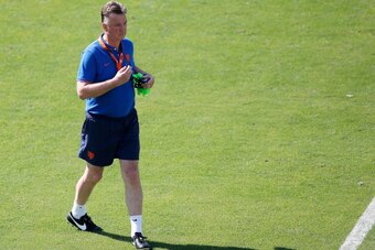 RIO DE JANEIRO, BRAZIL - JUNE 08:  Louis van Gaal, Netherlands national football team manager, watches his players during the Netherlands training session at the 2014 FIFA World Cup Brazil held at the Estadio Jose Bastos Padilha Gavea on June 8, 2014 in R