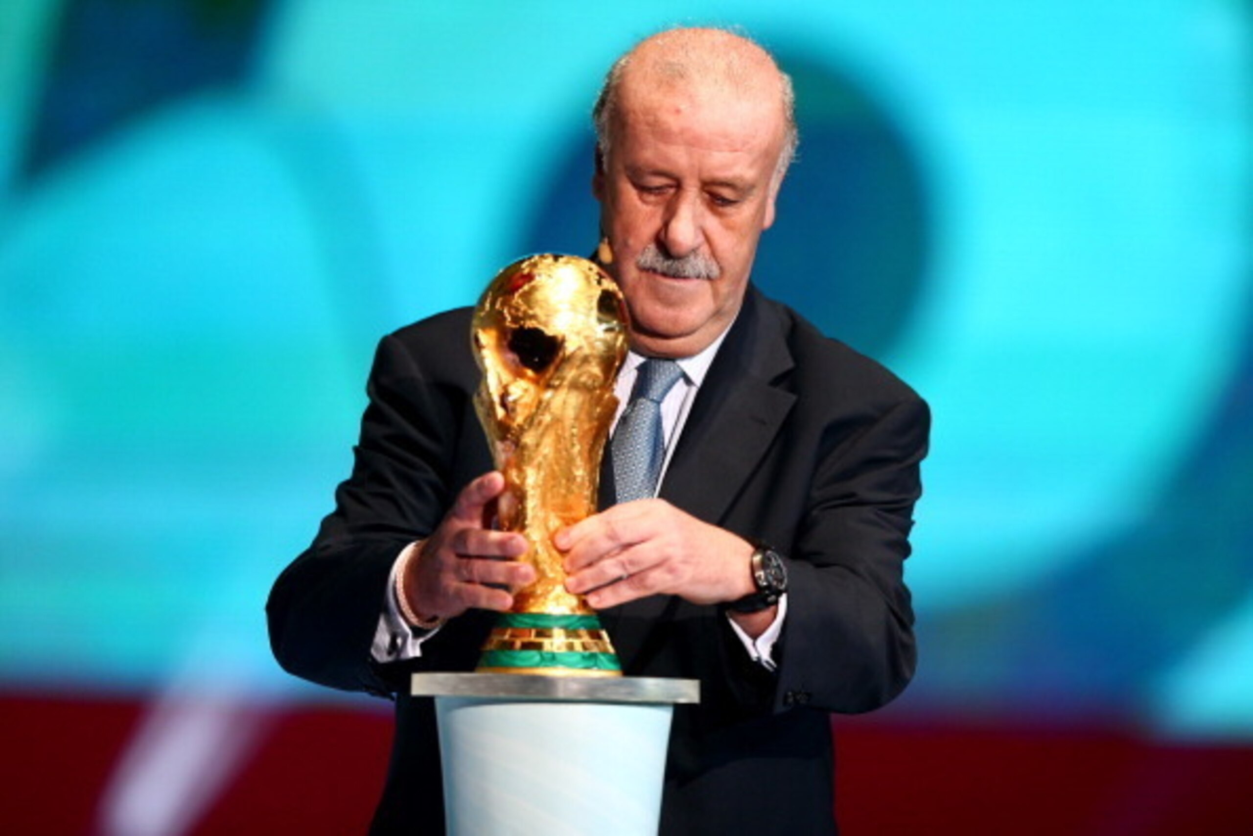 COSTA DO SAUIPE, BRAZIL - DECEMBER 06:  Spain coach Vicente del Bosque places the World Cup trophy on a plinth on stage before the Final Draw for the 2014 FIFA World Cup Brazil at Costa do Sauipe Resort on December 6, 2013 in Costa do Sauipe, Bahia, Brazi