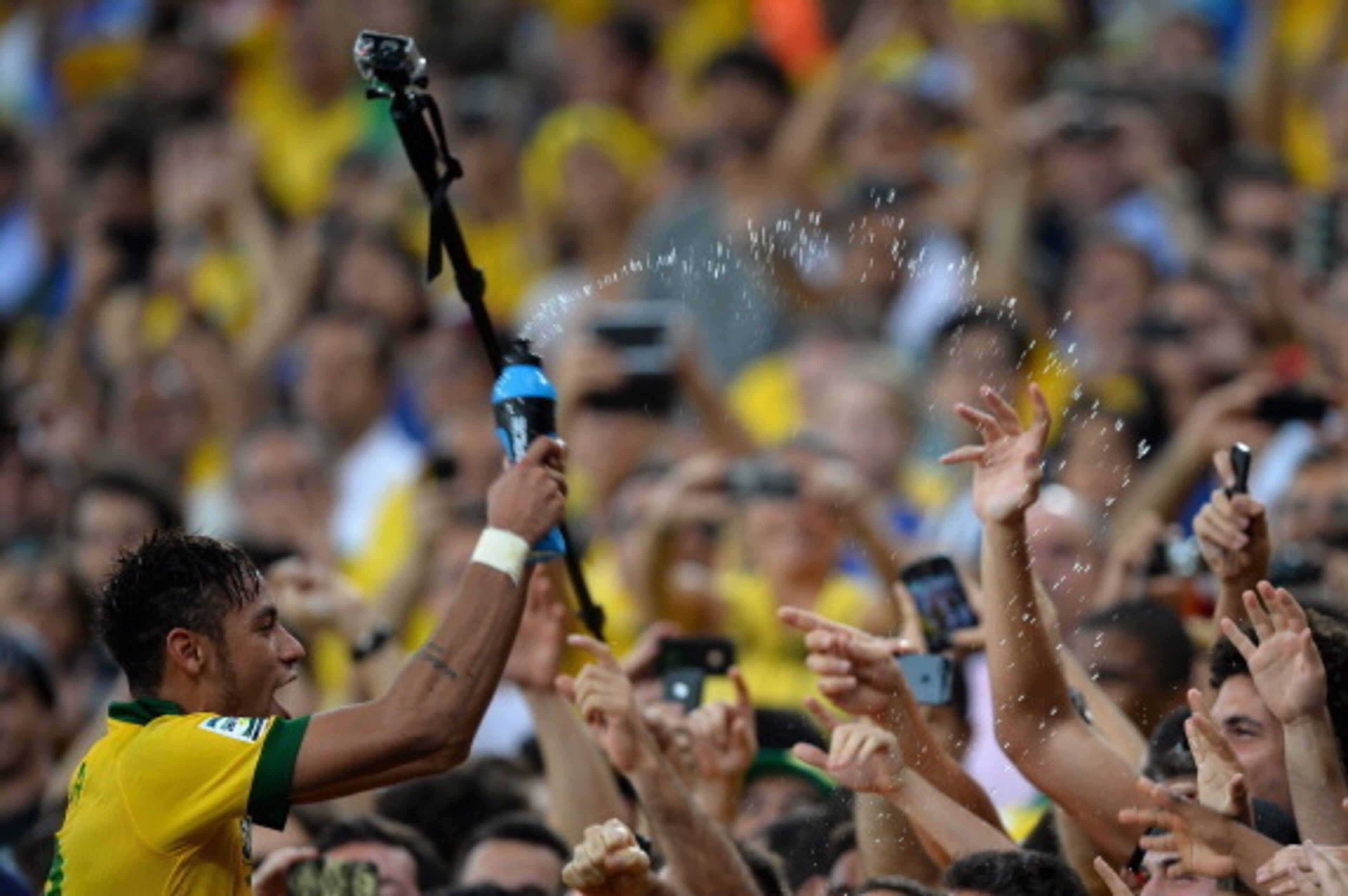 RIO DE JANEIRO, BRAZIL - JUNE 30:  Neymar of Brazil celebrates with fans after the FIFA Confederations Cup Brazil 2013 Final match between Brazil and Spain at Maracana on June 30, 2013 in Rio de Janeiro, Brazil.  (Photo by Laurence Griffiths/Getty Images)