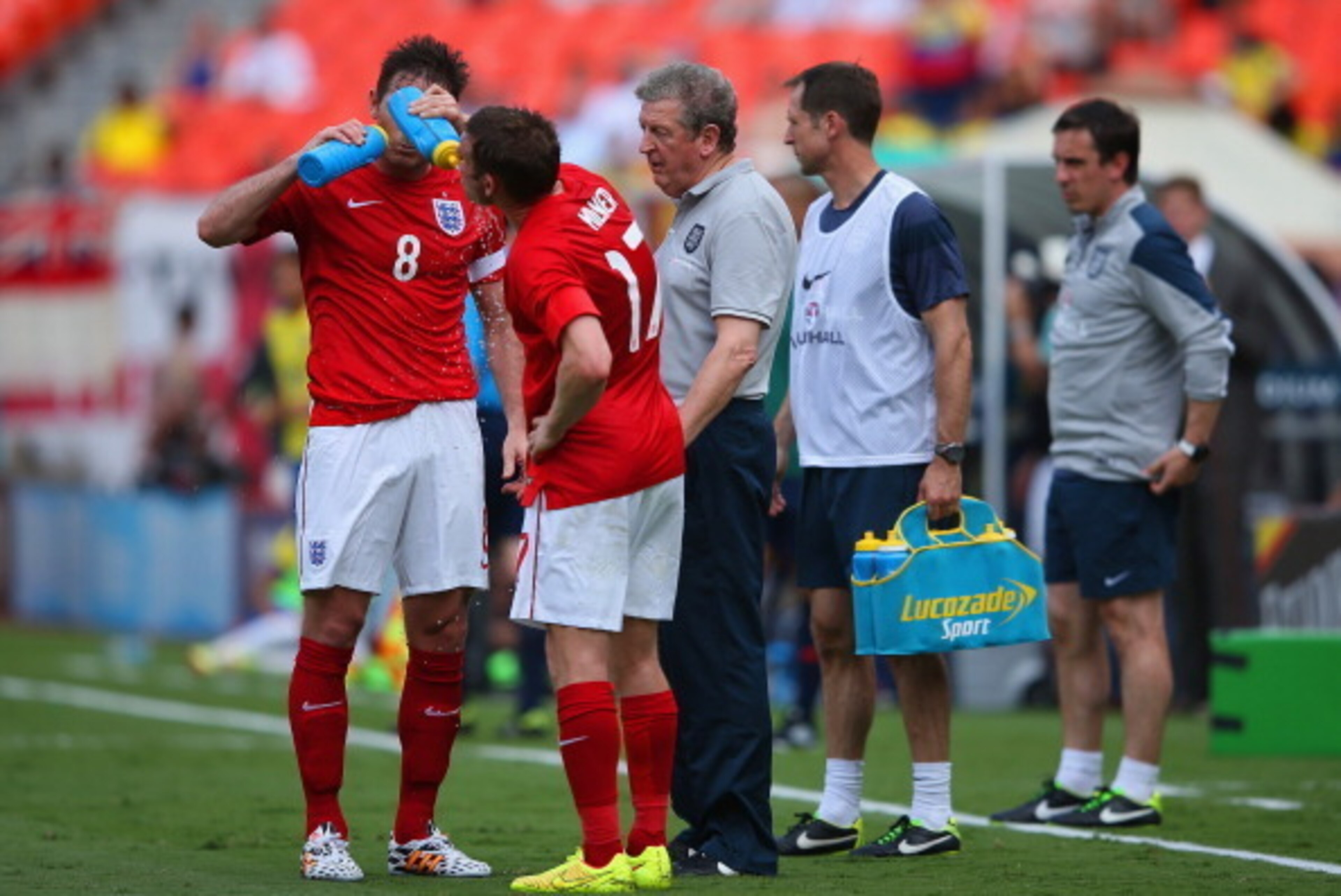 MIAMI GARDENS, FL - JUNE 04:  Roy Hodgson, Manager of England speaks Frank Lampard and James Milner of England as they take a drink during the International friendly match between England and Ecuador at Sun Life Stadium on June 4, 2014 in Miami Gardens, F