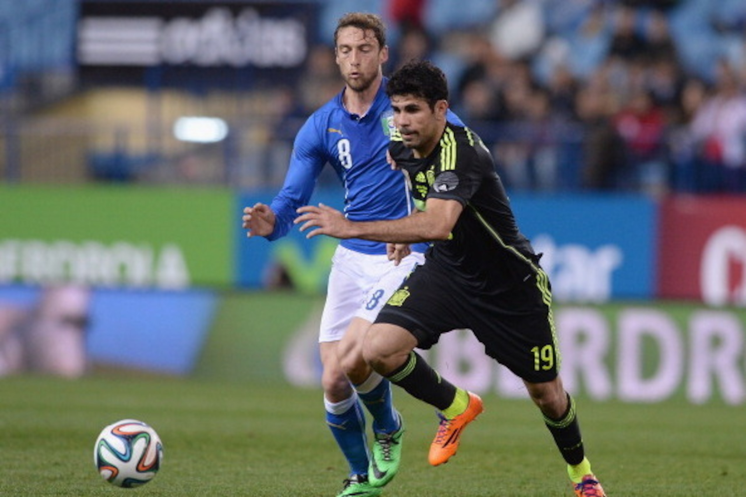 MADRID, SPAIN - MARCH 05:  Claudio Marchisio of Italy #8 and Diego Costa of Spain compete for the ball during the international friendly match between Spain and Italy at Vicente Calderon Stadium on March 5, 2014 in Madrid, Spain.  (Photo by Claudio Villa/