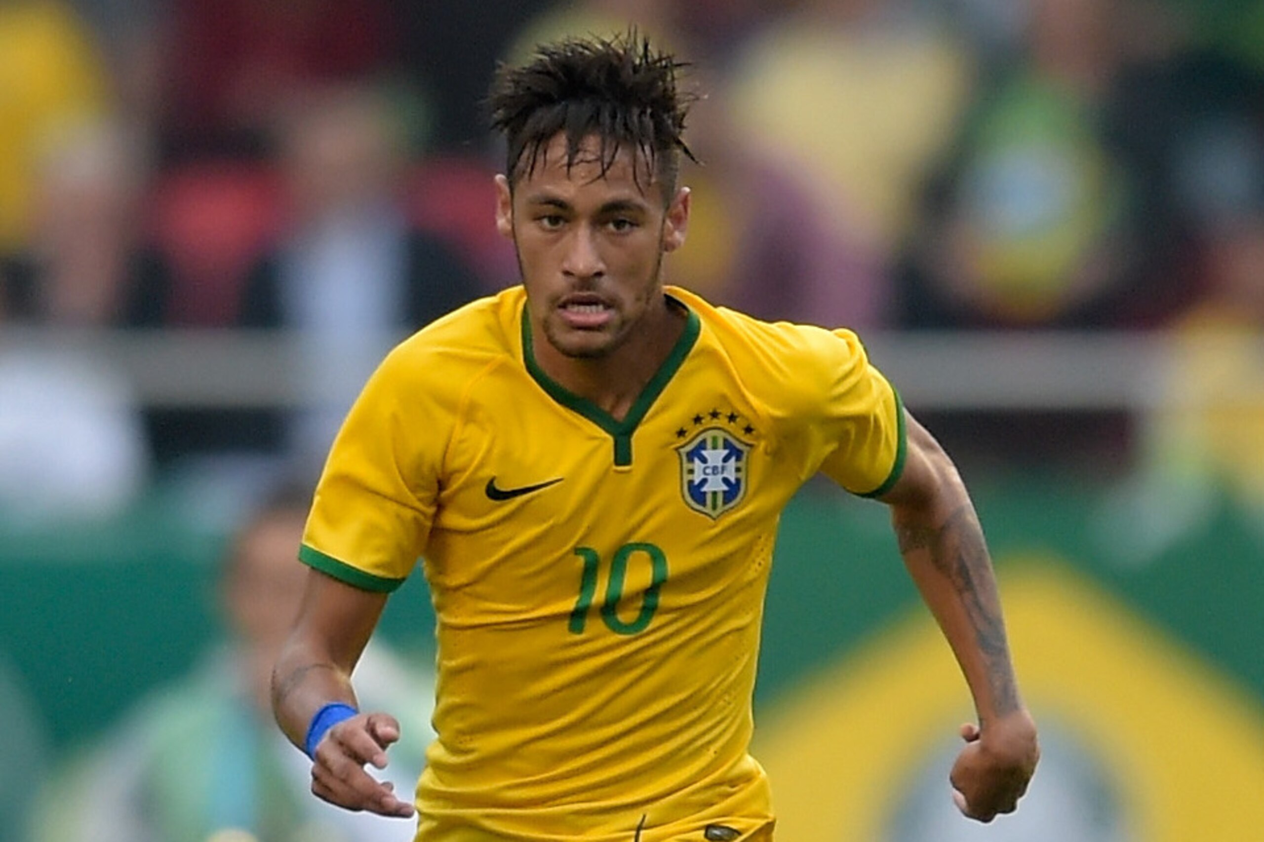 SAO PAULO, BRAZIL - JUNE 06:  Neymar of Brazil runs with the ball during the International Friendly Match between Brazil and Serbia at Morumbi Stadium on June 06, 2014 in Sao Paulo, Brazil.  (Photo by Buda Mendes/Getty Images)