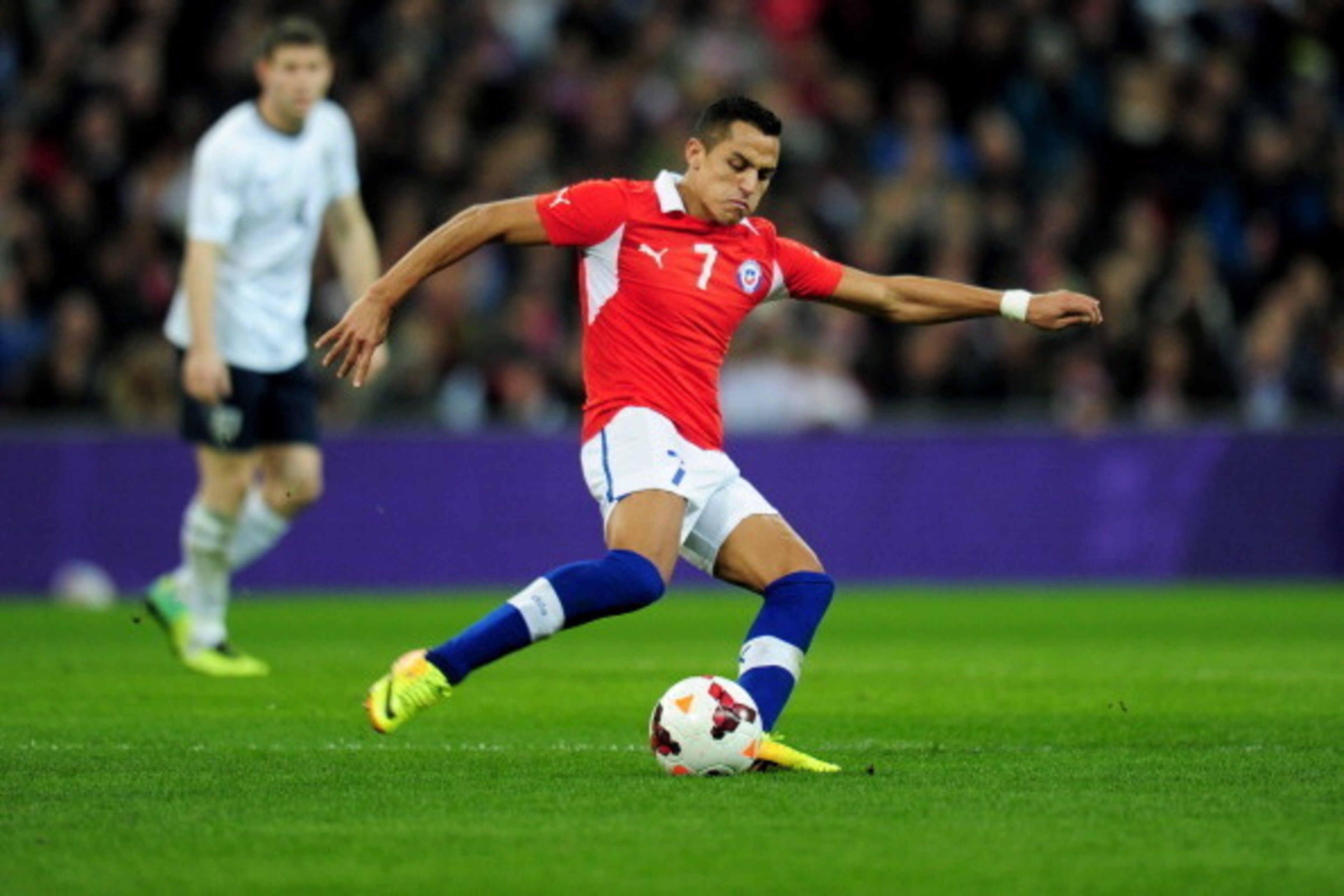 LONDON, ENGLAND - NOVEMBER 15:  Alexis Sanchez of Chile in action during the international friendly match between England and Chile at Wembley Stadium on November 15, 2013 in London, England.  (Photo by Shaun Botterill/Getty Images)