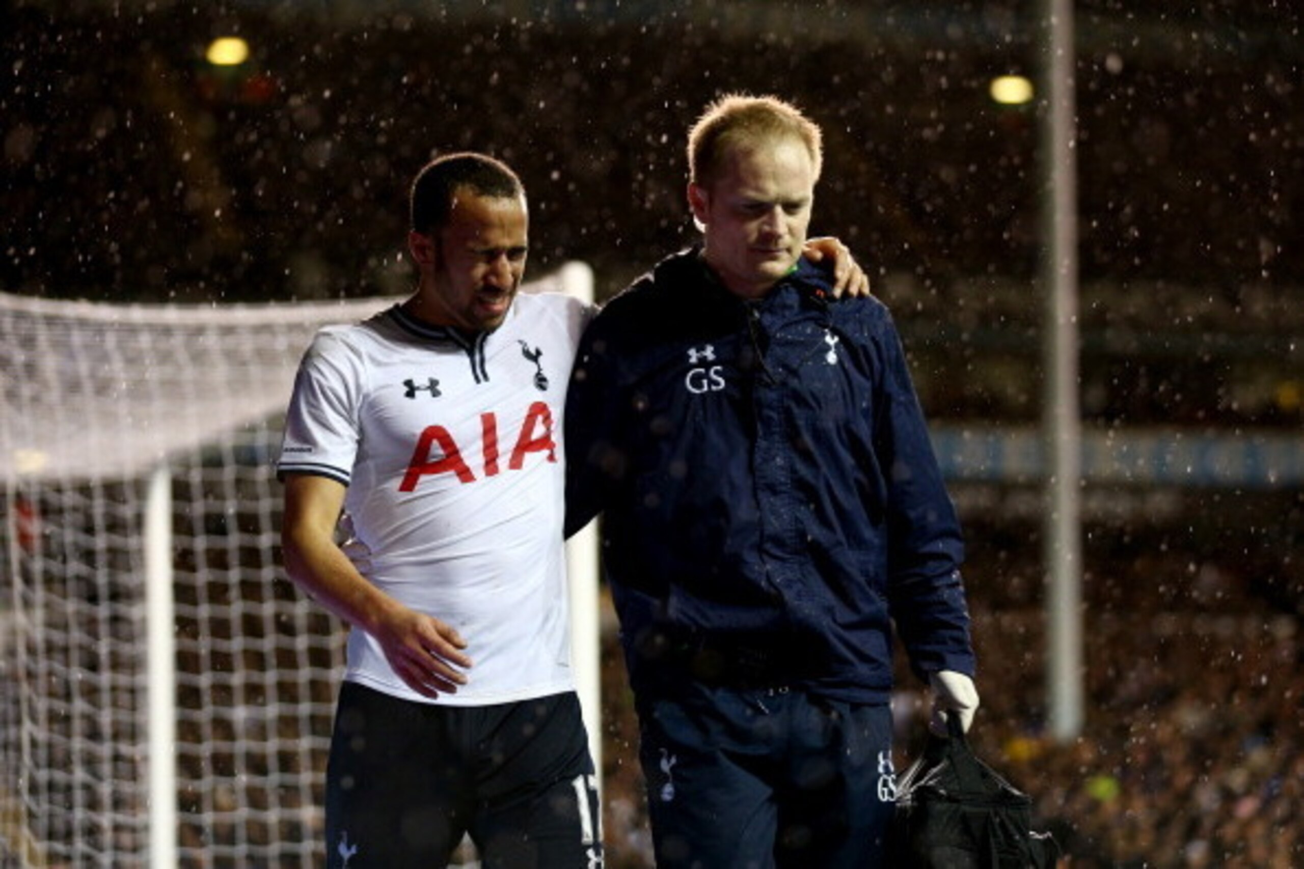 LONDON, ENGLAND - DECEMBER 18:  An injured Andros Townsend of Tottenham Hotspur leaves the pitch during the Capital One Cup Quarter-Final match between Tottenham Hotspur and West Ham United at White Hart Lane on December 18, 2013 in London, England.  (Pho