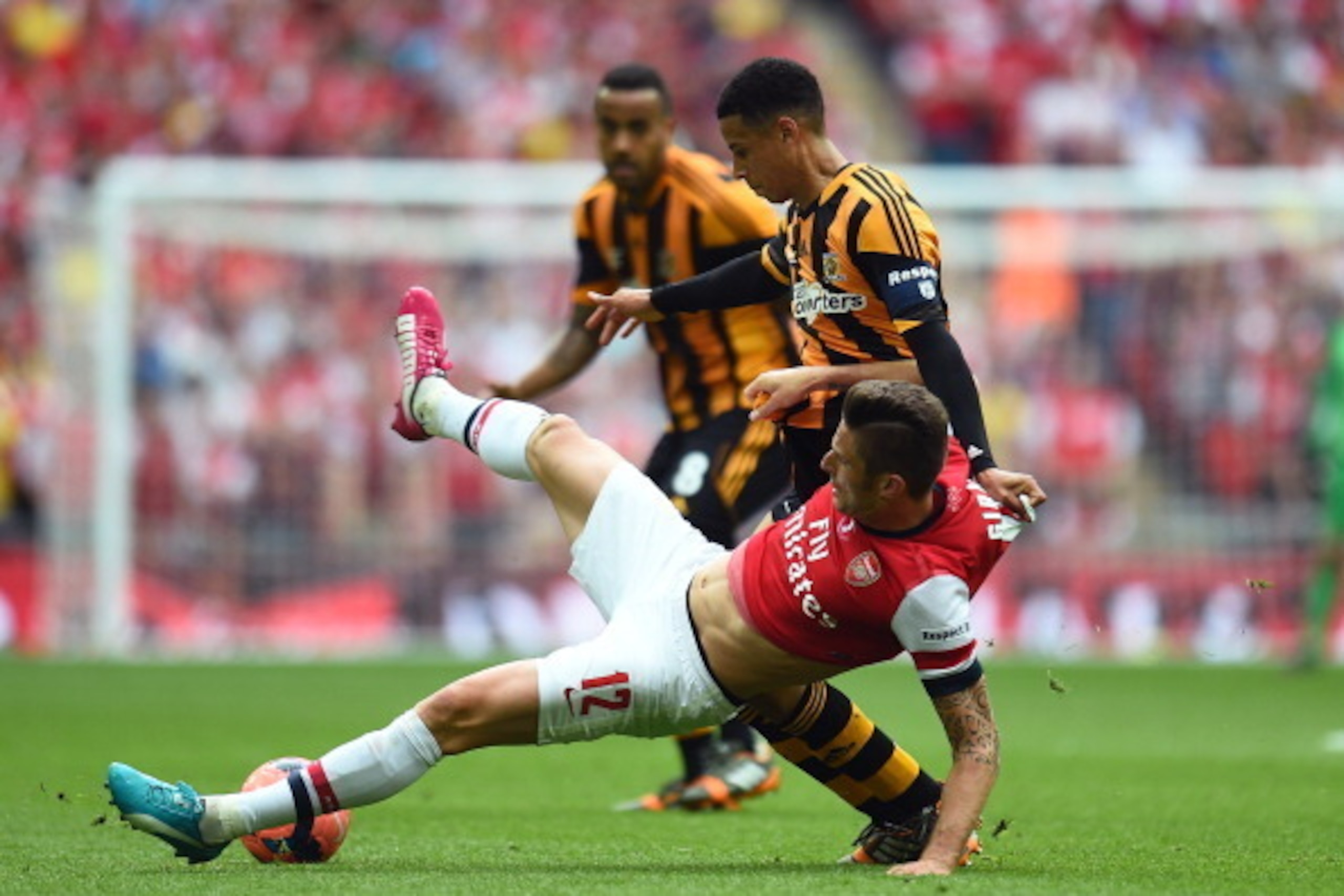LONDON, ENGLAND - MAY 17:  Olivier Giroud of Arsenal battles with Curtis Davies of Hull City during the FA Cup with Budweiser Final match between Arsenal and Hull City at Wembley Stadium on May 17, 2014 in London, England.  (Photo by Shaun Botterill/Getty