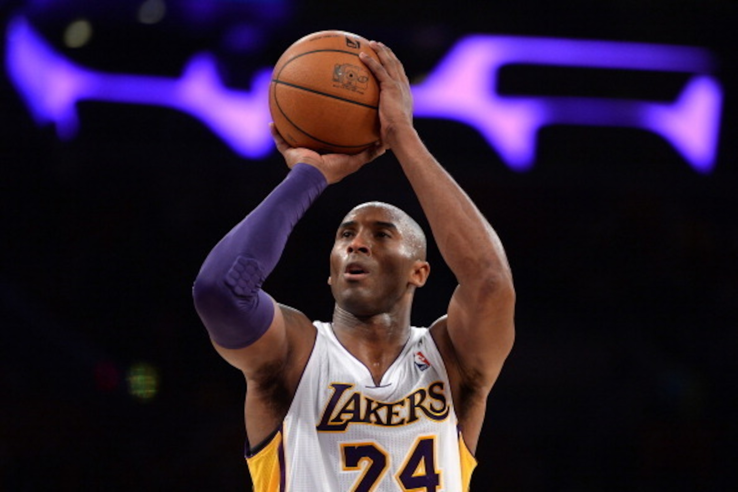 LOS ANGELES, CA - DECEMBER 08:  Kobe Bryant #24 of the Los Angeles Lakers shoots a freethrow against the Toronto Raptors during the first quarter at Staples Center on December 8, 2013 in Los Angeles, California.  NOTE TO USER: User expressly acknowledges 