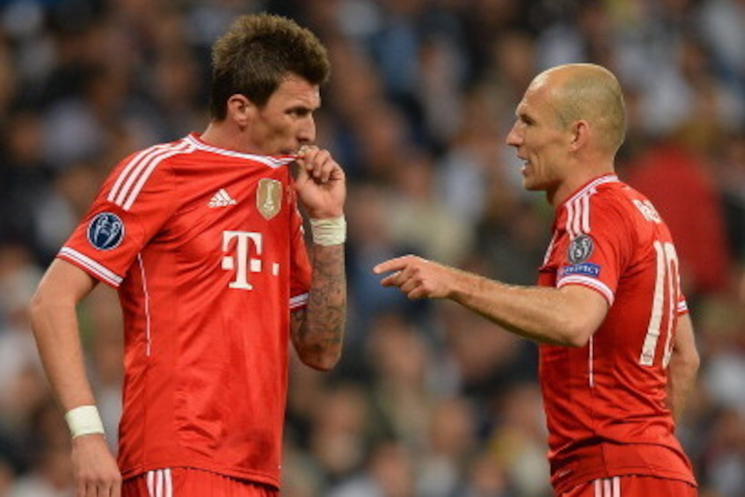 MADRID, SPAIN - APRIL 23:  Mario Mandzukic and Arjen Robben of Bayern Muenchen have a dsiscussion during the UEFA Champions League semi-final first leg match between Real Madrid and FC Bayern Muenchen at the Estadio Santiago Bernabeu on April 23, 2014 in 