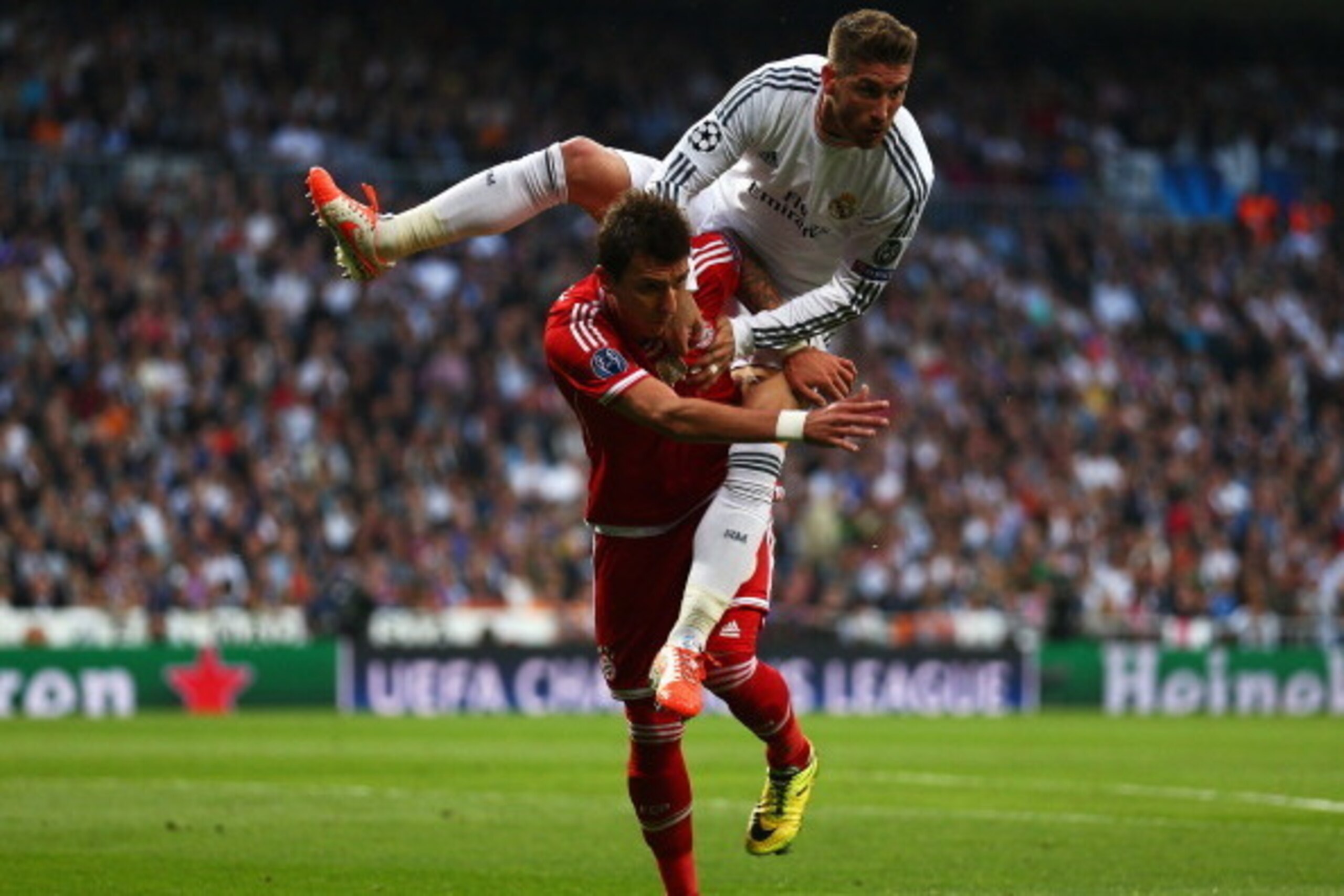 MADRID, SPAIN - APRIL 23:  Sergio Ramos of Real Madrid climbs on Mario Mandzukic of Bayern Muenchen during the UEFA Champions League semi-final first leg match between Real Madrid and FC Bayern Muenchen at the Estadio Santiago Bernabeu on April 23, 2014 i