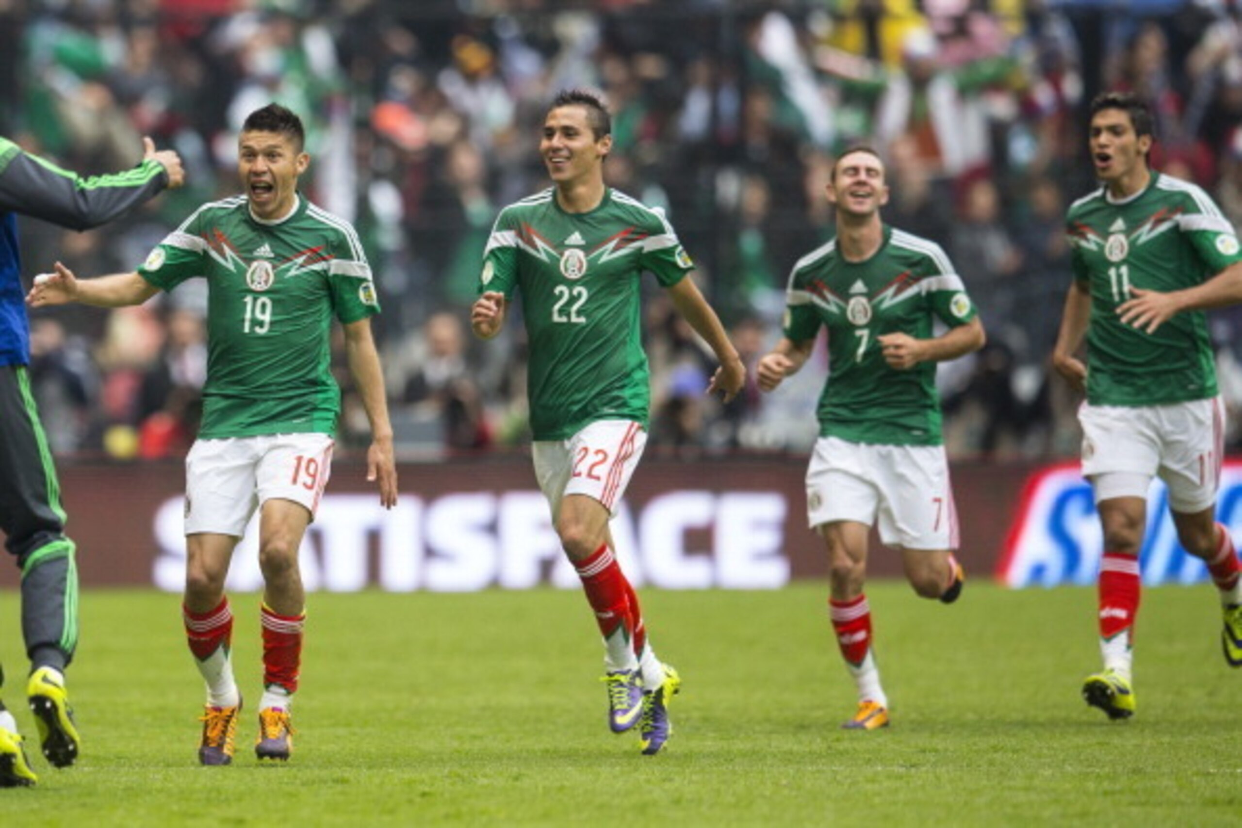 MEXICO CITY, MEXICO - NOVEMBER 13: Oribe Peralta of Mexico celebrates after a goal during a match between Mexico and New Zealand as part of the FIFA World Cup Qualifiers at Azteca Stadium on November 13, 2013 in Mexico City, Mexico. (Photo by Miguel Tovar MEXICO CITY, MEXICO - NOVEMBER 13: Oribe Peralta of Mexico celebrates after a goal during a match between Mexico and New Zealand as part of the FIFA World Cup Qualifiers at Azteca Stadium on November 13, 2013 in Mexico City, Mexico. (Photo by Miguel Tovar