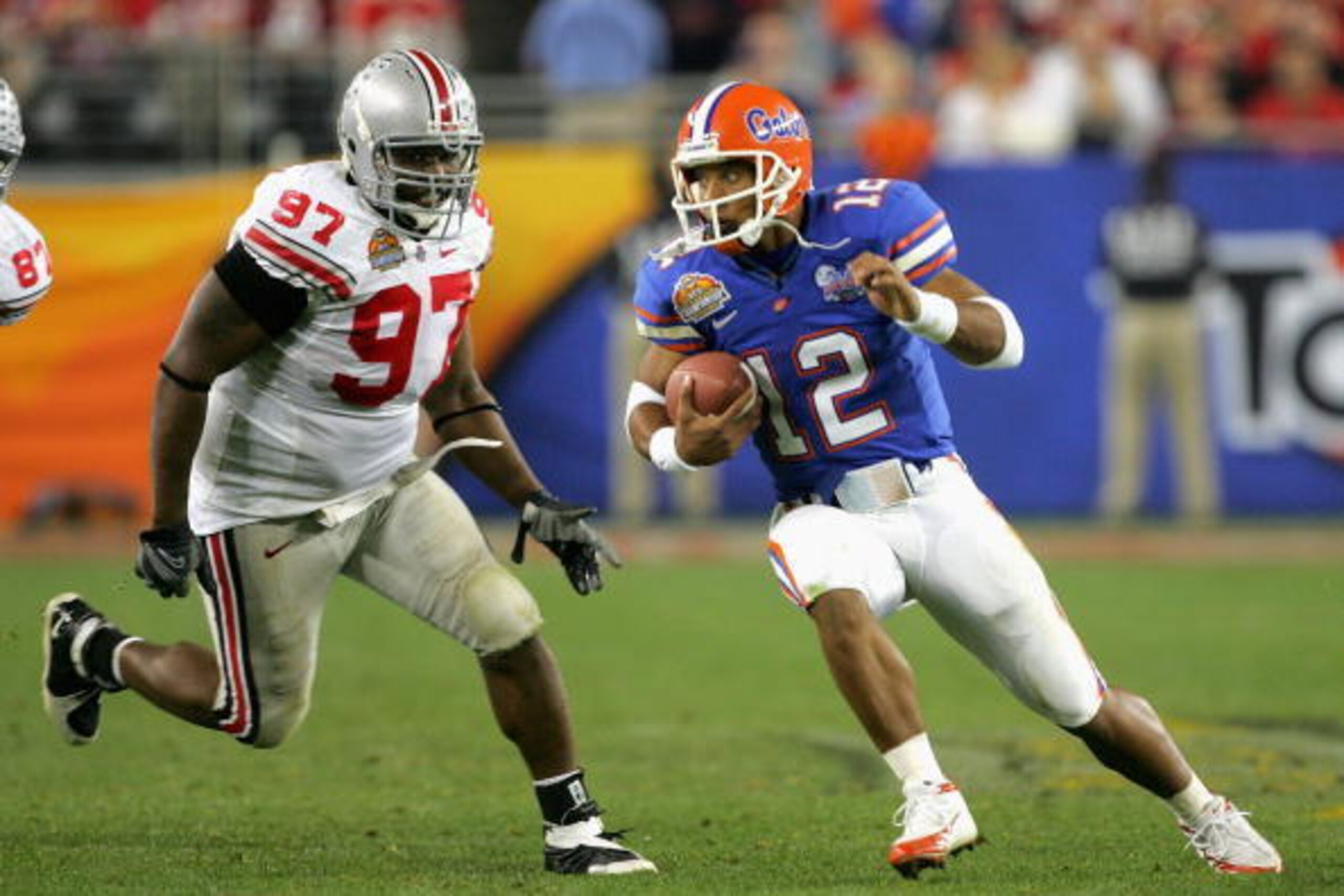 GLENDALE, AZ - JANUARY 08:  Quarterback Chris Leak #12 of the Florida Gators scrambles with the ball under pressure from David Patterson #97 of the Ohio State Buckeyes during the 2007 Tostitos BCS National Championship Game at the University of Phoenix St