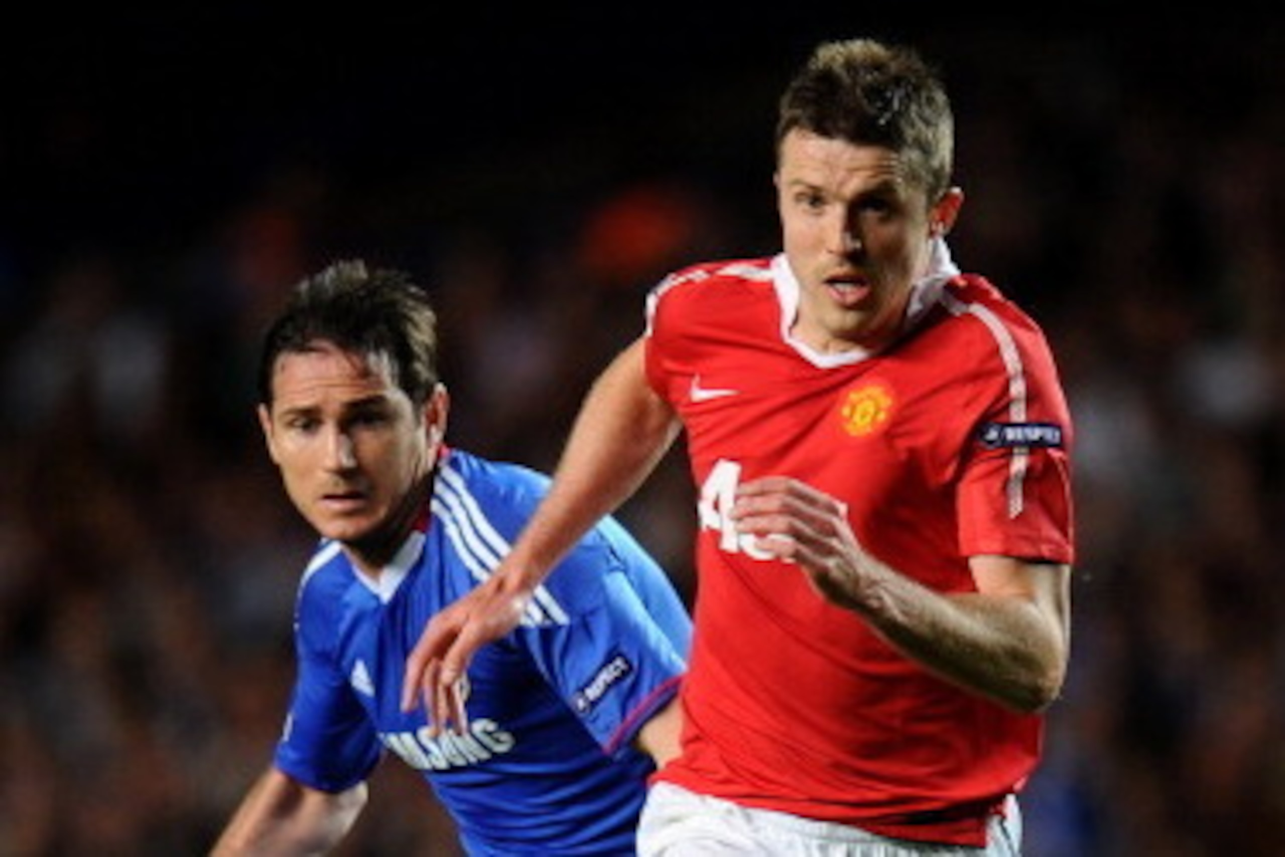 LONDON, ENGLAND - APRIL 06:  Michael Carrick of Manchester United is pursued by Frank Lampard of Chelsea during the UEFA Champions League quarter final first leg match between Chelsea and Manchester United at Stamford Bridge on April 6, 2011 in London, En