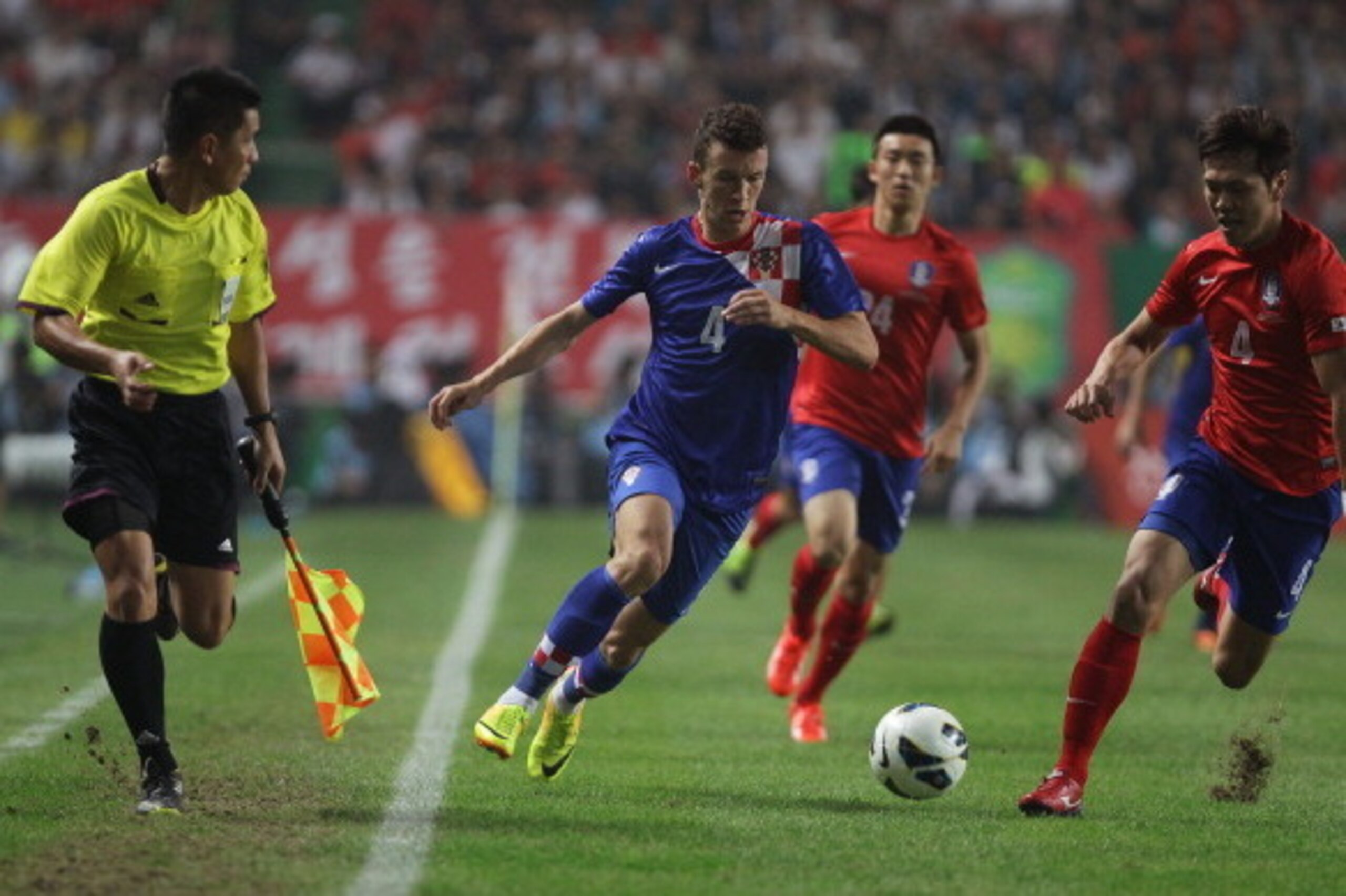 JEONJU, SOUTH KOREA - SEPTEMBER 10:  Ivan Perisic of Croatia compete for the ball with Kim Young-Gwon of South Korea during the international friendly match between South Korea and Croatia at the Jeonju World Cup Stadium on September 10, 2013 in Jeonju, S