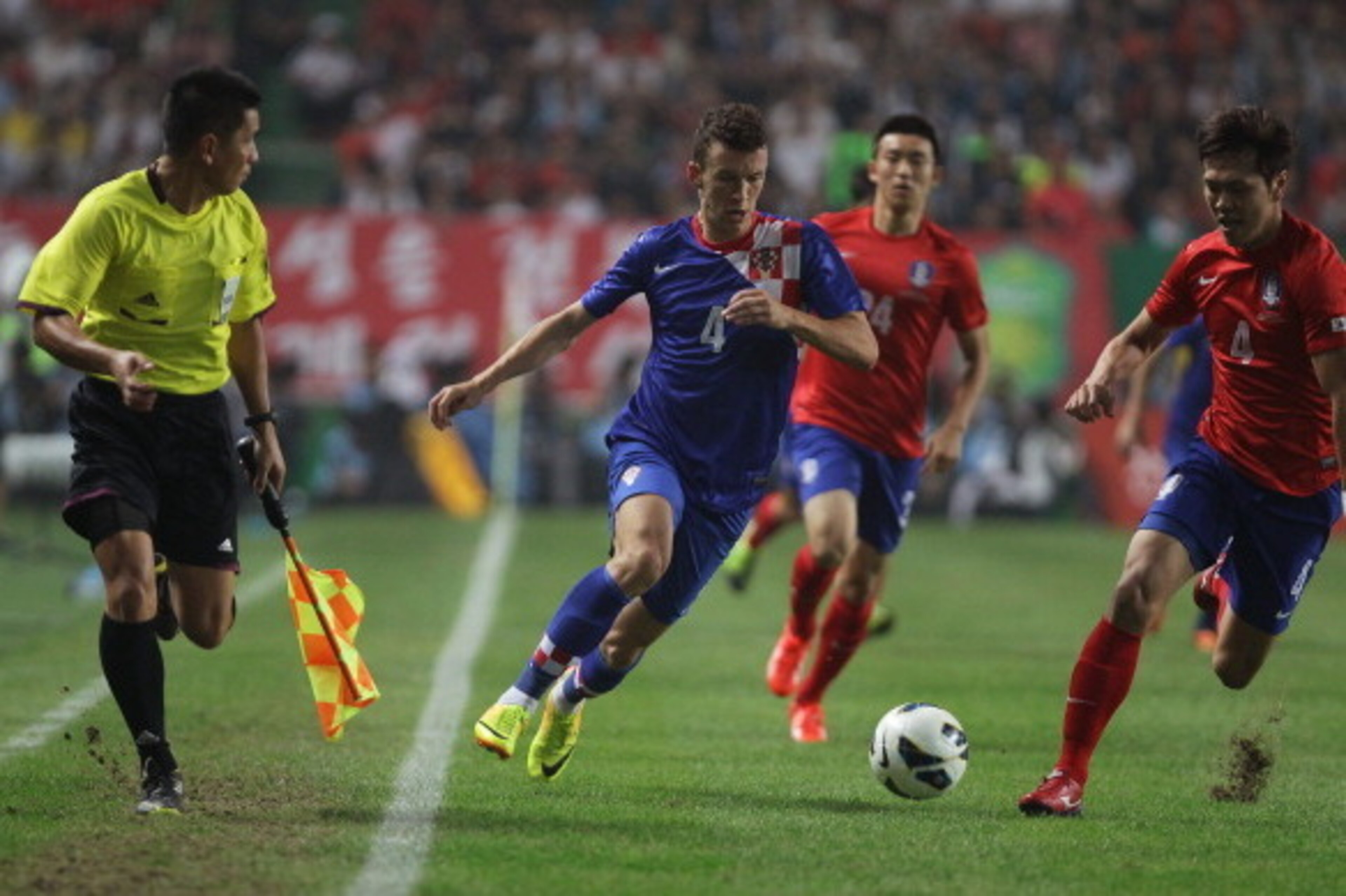 JEONJU, SOUTH KOREA - SEPTEMBER 10:  Ivan Perisic of Croatia compete for the ball with Kim Young-Gwon of South Korea during the international friendly match between South Korea and Croatia at the Jeonju World Cup Stadium on September 10, 2013 in Jeonju, S