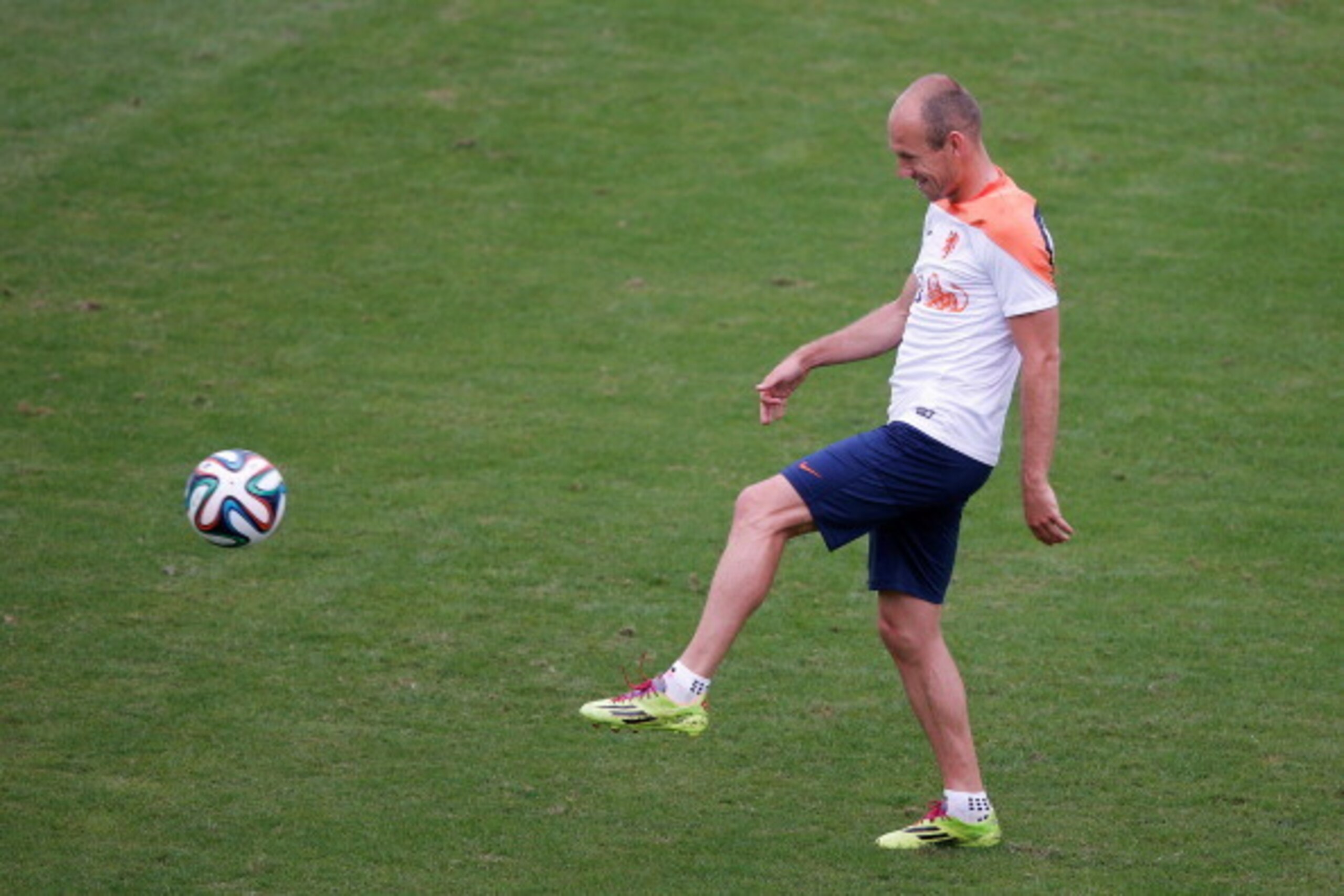 RIO DE JANEIRO, BRAZIL - JUNE 10:  Arjen Robben in action during the Netherlands training session at the 2014 FIFA World Cup Brazil held at the Estadio Jose Bastos Padilha Gavea on June 10, 2014 in Rio de Janeiro, Brazil.  (Photo by Dean Mouhtaropoulos/Ge