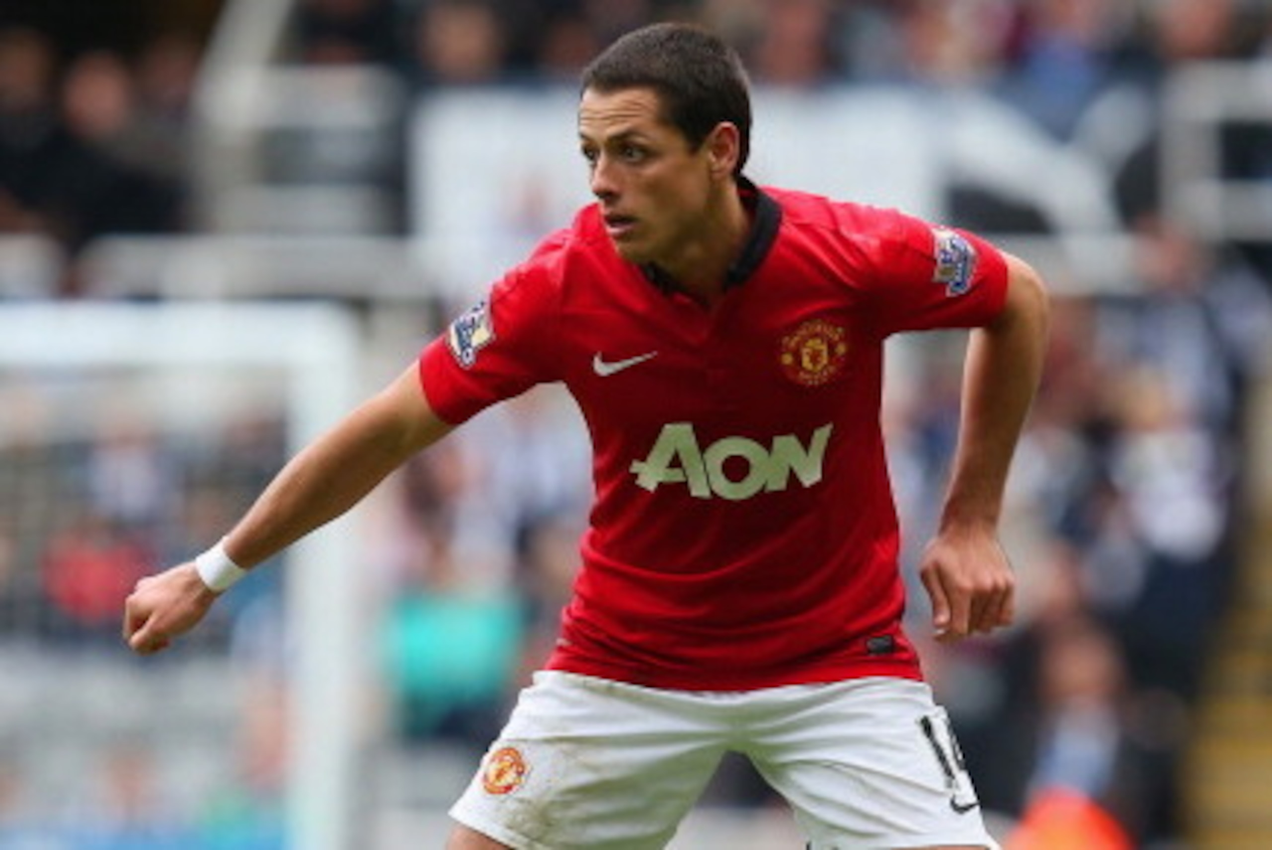 NEWCASTLE UPON TYNE, ENGLAND - APRIL 05:  Javier Hernandez of Manchester United on the ball  during the Barclays Premier League match between Newcastle United and Manchester United  at St James' Park on April 5, 2014 in Newcastle upon Tyne, England.  (Pho