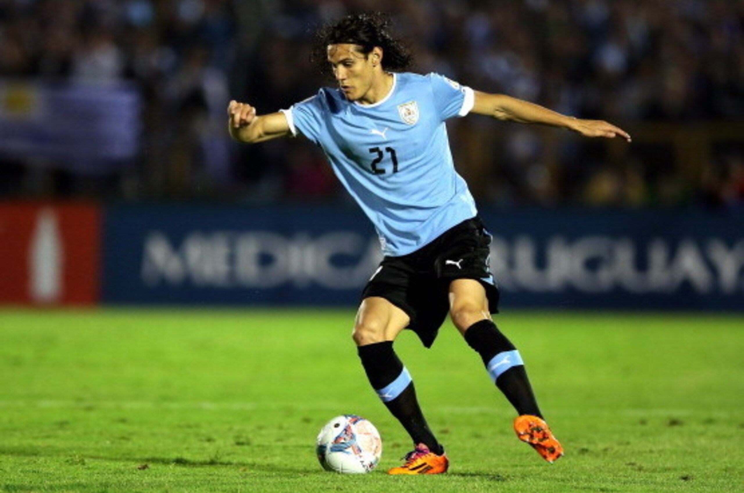 MONTEVIDEO, URUGUAY - NOVEMBER 20:  Edinson Cavani of Uruguay runs with the ball during leg 2 of the FIFA World Cup Qualifier match between Uruguay and Jordan at Centenario Stadium Stadium on November 20, 2013 in Montevideo, Uruguay.  (Photo by Friedemann