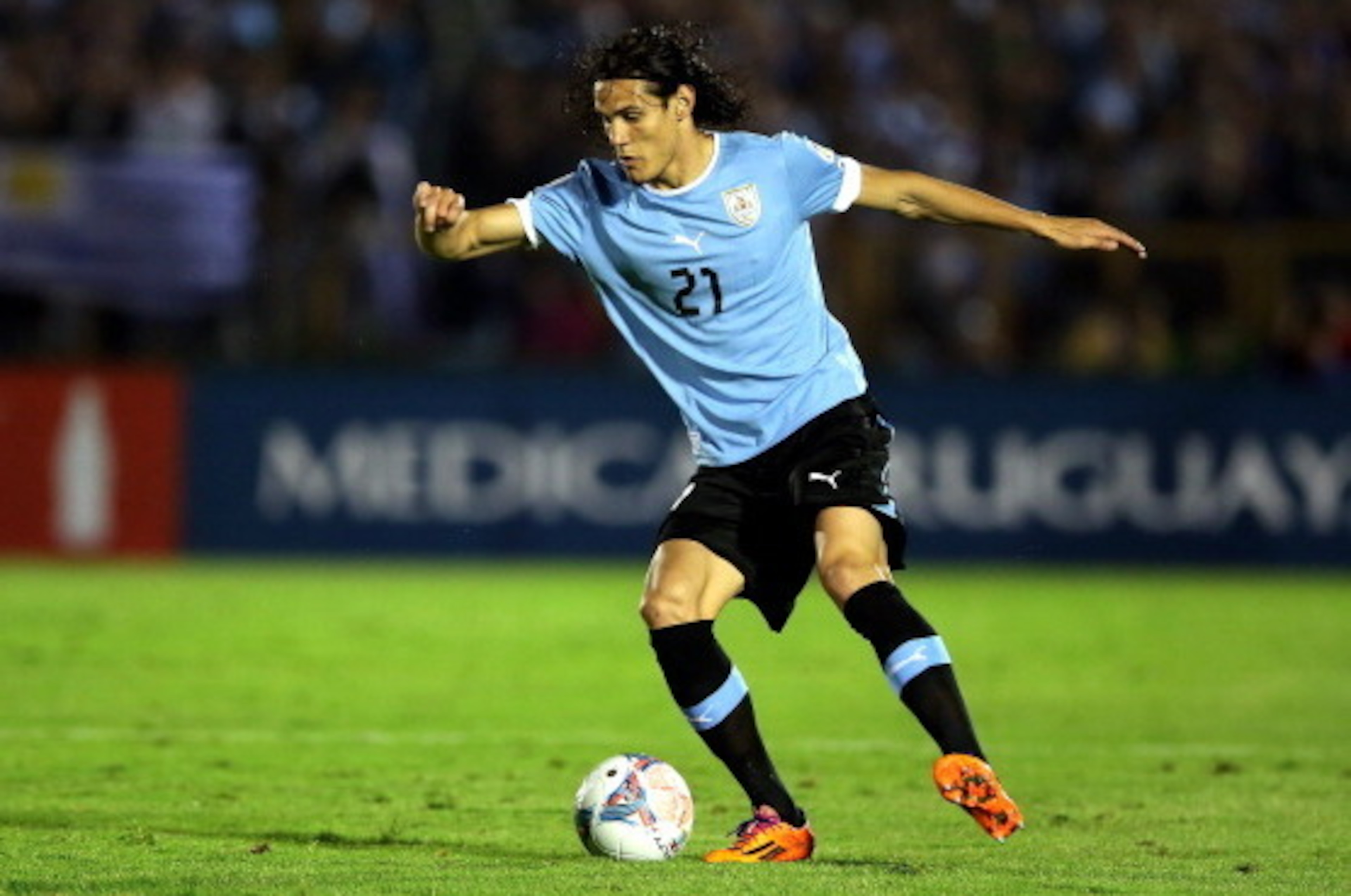 MONTEVIDEO, URUGUAY - NOVEMBER 20:  Edinson Cavani of Uruguay runs with the ball during leg 2 of the FIFA World Cup Qualifier match between Uruguay and Jordan at Centenario Stadium Stadium on November 20, 2013 in Montevideo, Uruguay.  (Photo by Friedemann