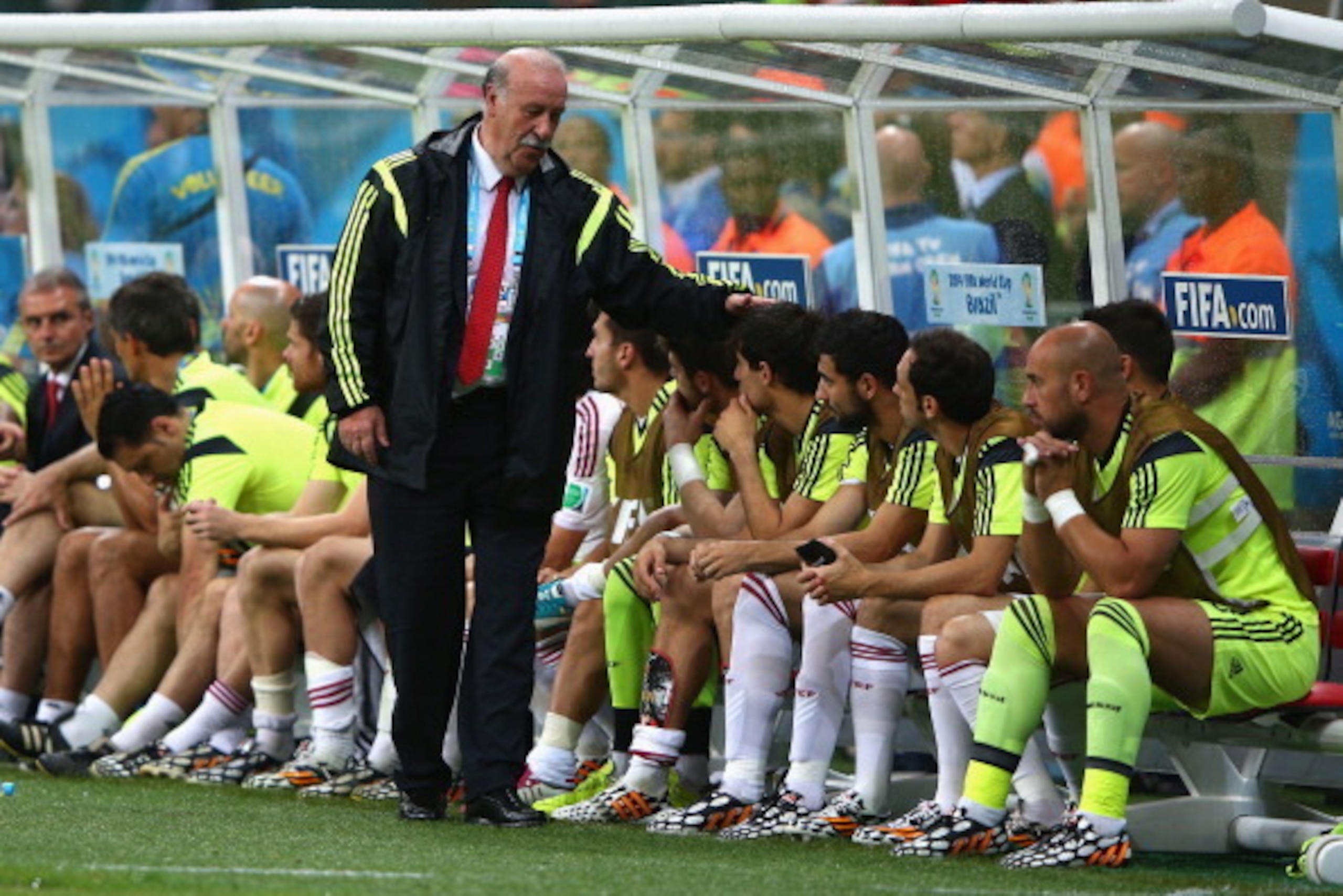 SALVADOR, BRAZIL - JUNE 13:  Head coach Vicente del Bosque of Spain speaks to his players on the bench during the 2014 FIFA World Cup Brazil Group B match between Spain and Netherlands at Arena Fonte Nova on June 13, 2014 in Salvador, Brazil.  (Photo by I