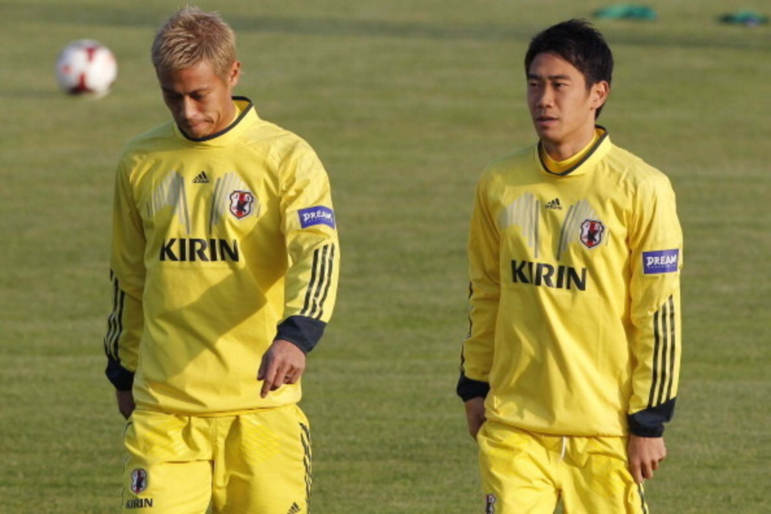 NOVI SAD, SERBIA - OCTOBER 10: Japan's national team players Keisuke Honda (L) and Shinji Kagawa (R) warm up during training ahead of their international friendly match against Serbia at stadium Karadjordje on October 10, 2013 in Novi Sad, Serbia (Photo b