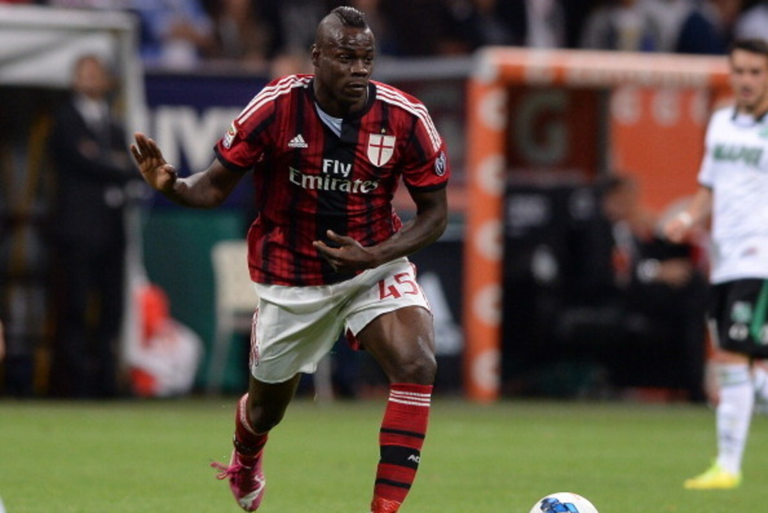 MILAN, ITALY - MAY 18:  Mario Balotelli of AC Milan in action during the Serie A match between AC Milan and US Sassuolo Calcio at San Siro Stadium on May 18, 2014 in Milan, Italy.  (Photo by Claudio Villa/Getty Images)