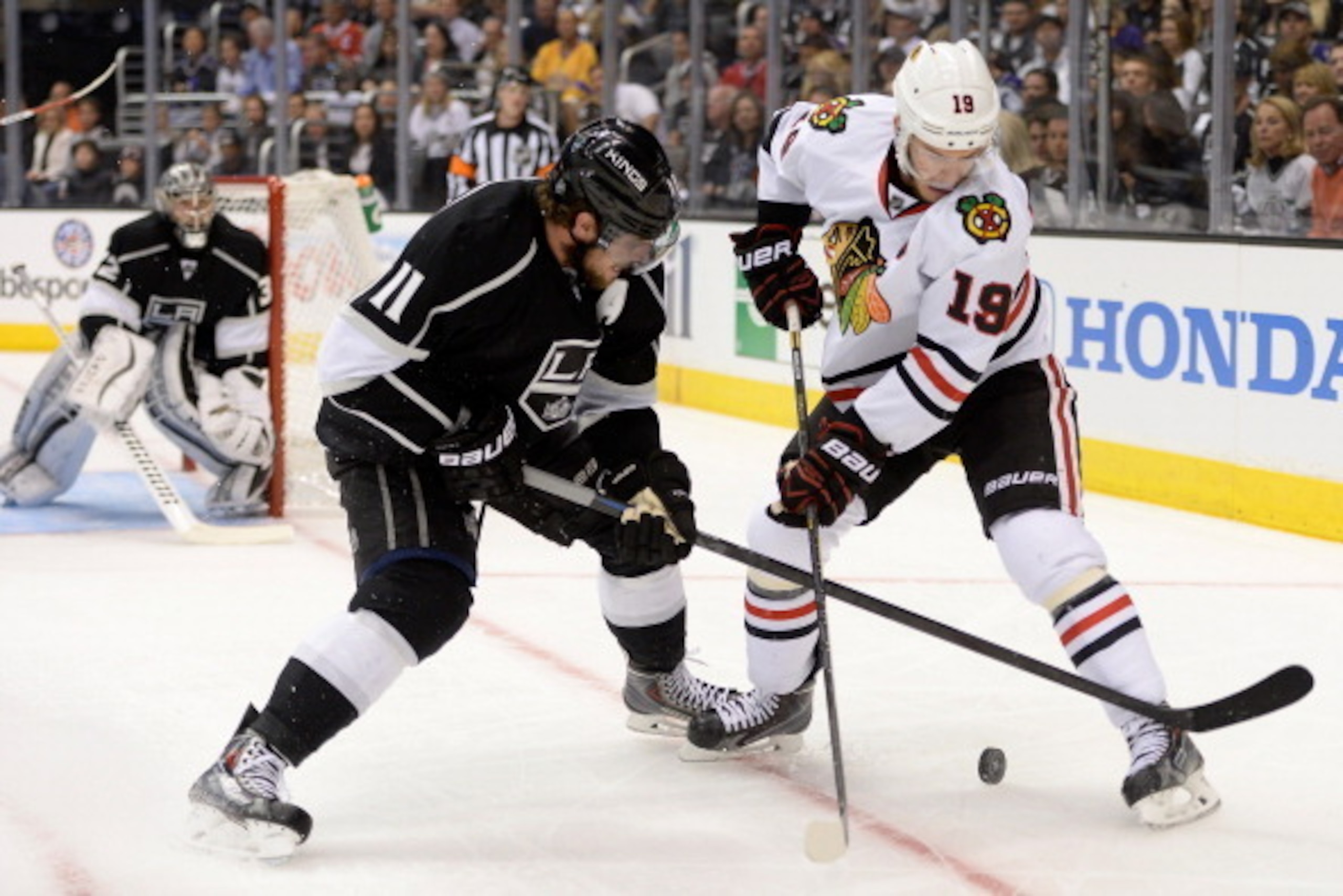 LOS ANGELES, CA - MAY 30:  Anze Kopitar #11 of the Los Angeles Kings battles for the puck with Jonathan Toews #19 of the Chicago Blackhawks in the first period in Game Six of the Western Conference Final during the 2014 Stanley Cup Playoffs at Staples Cen