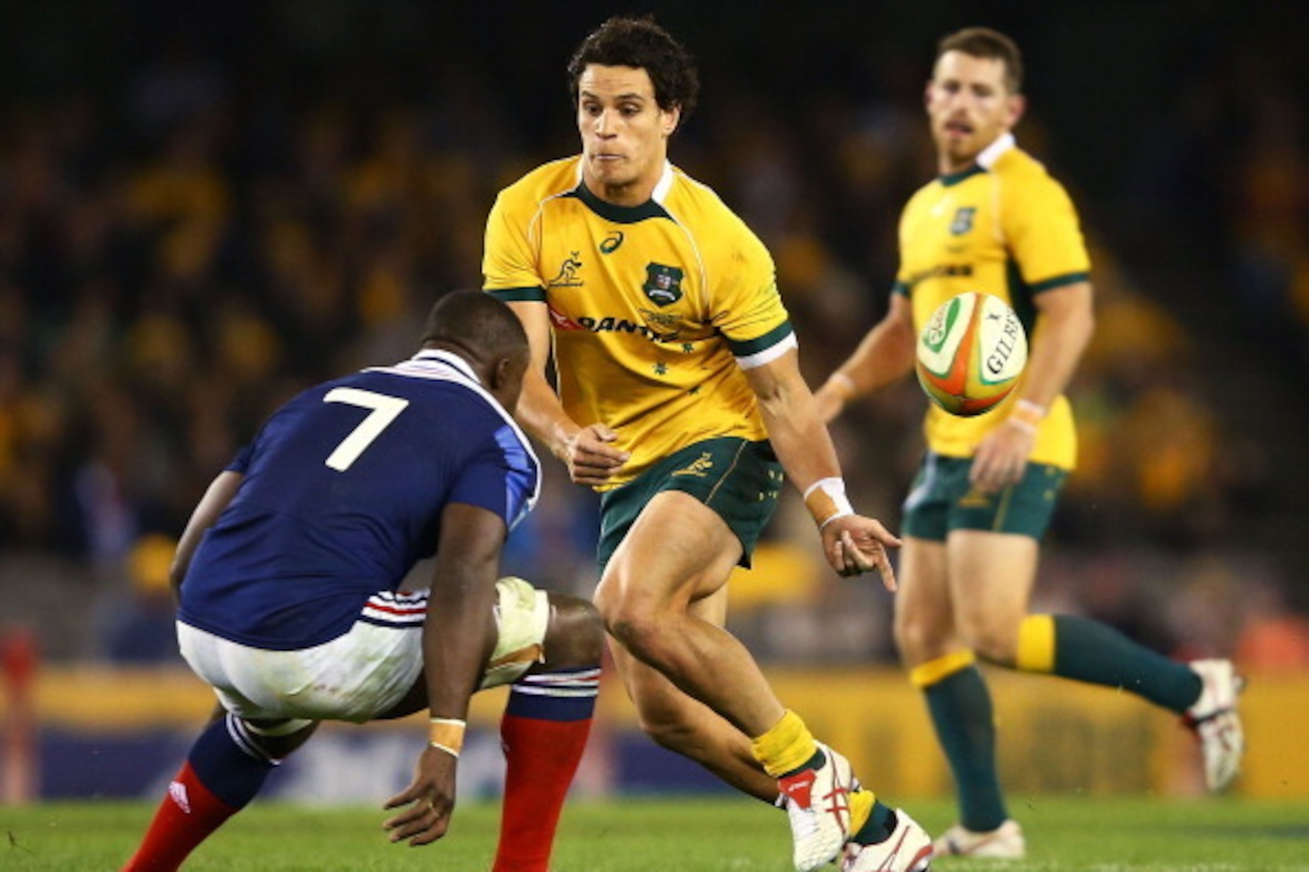 MELBOURNE, AUSTRALIA - JUNE 14: Matt Toomua of the Wallabies passes during the second International Test Match between the Australian Wallabies and France at Etihad Stadium on June 14, 2014 in Melbourne, Australia. (Photo by Mark Nolan/Getty Images) MELBOURNE, AUSTRALIA - JUNE 14: Matt Toomua of the Wallabies passes during the second International Test Match between the Australian Wallabies and France at Etihad Stadium on June 14, 2014 in Melbourne, Australia. (Photo by Mark Nolan/Getty Images)
