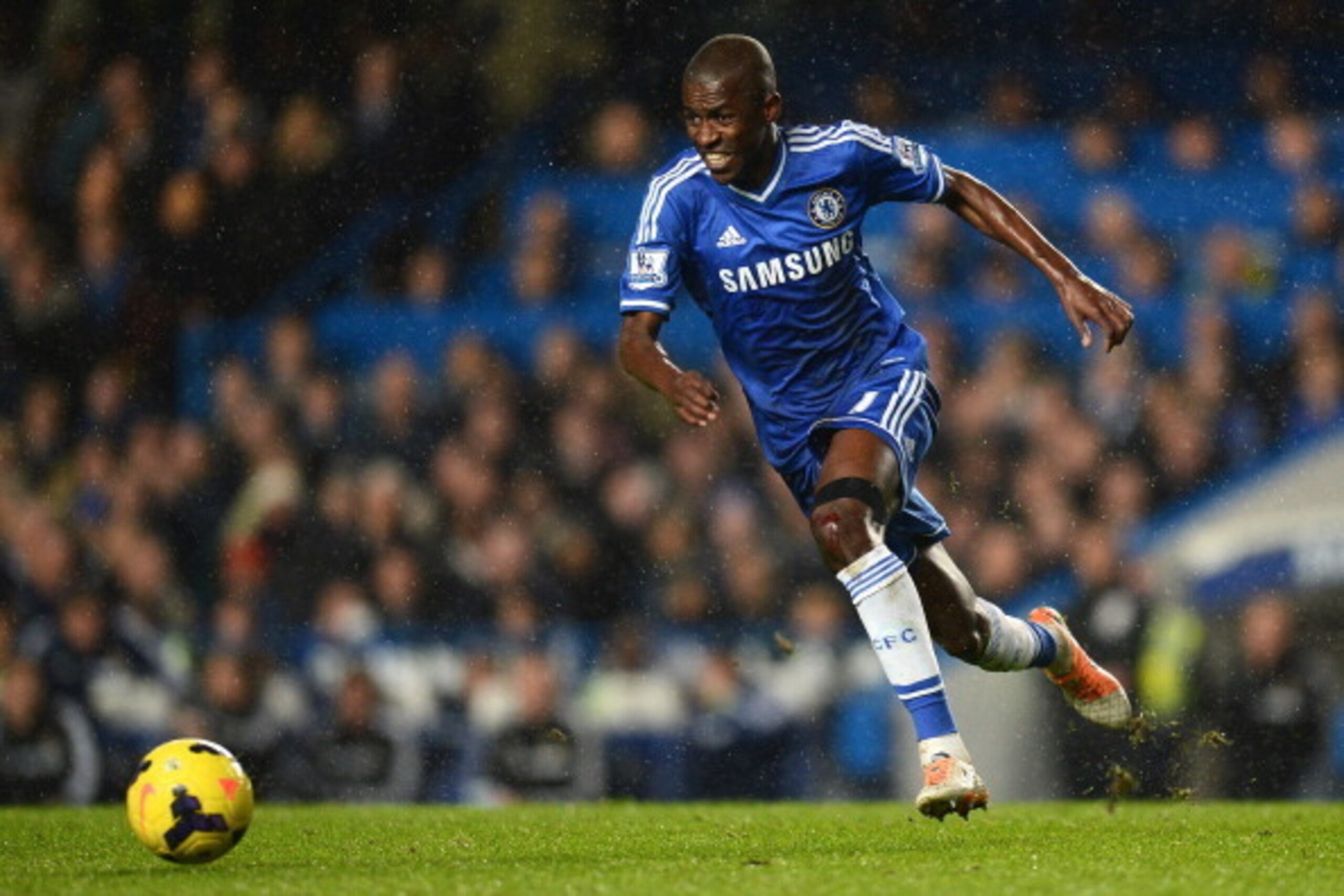 LONDON, ENGLAND - JANUARY 29:  Ramires of Chelsea in action during the Barclays Premier League match between Chelsea and West Ham United at Stamford Bridge on January 29, 2014 in London, England.  (Photo by Mike Hewitt/Getty Images)