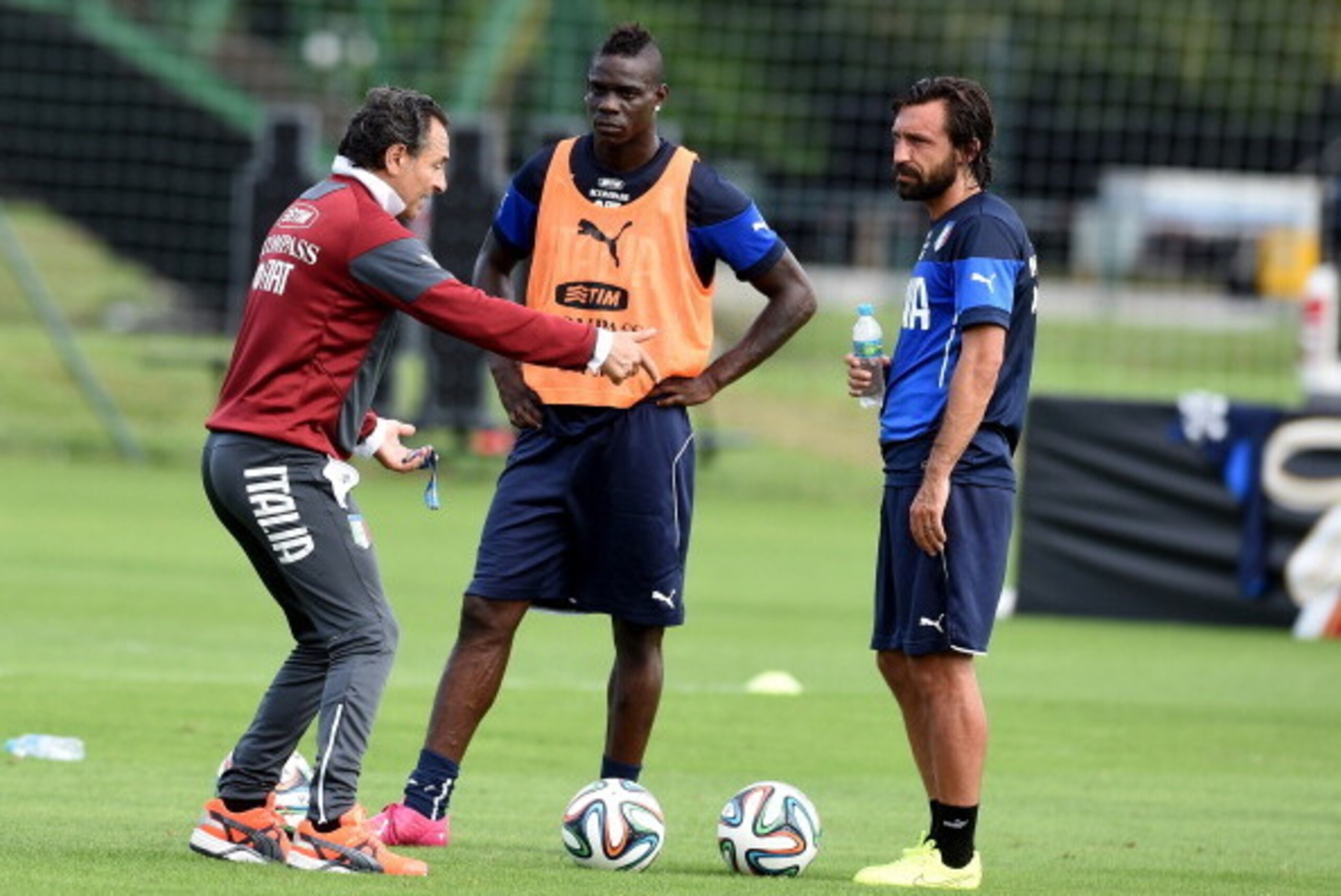 RIO DE JANEIRO, BRAZIL - JUNE 11:  (L-R) Mario Balotelli, Andrea Pirlo and Head coach Italy Cesare Prandelli attend a training session on June 11, 2014 in Rio de Janeiro, Brazil.  (Photo by Claudio Villa/Getty Images)