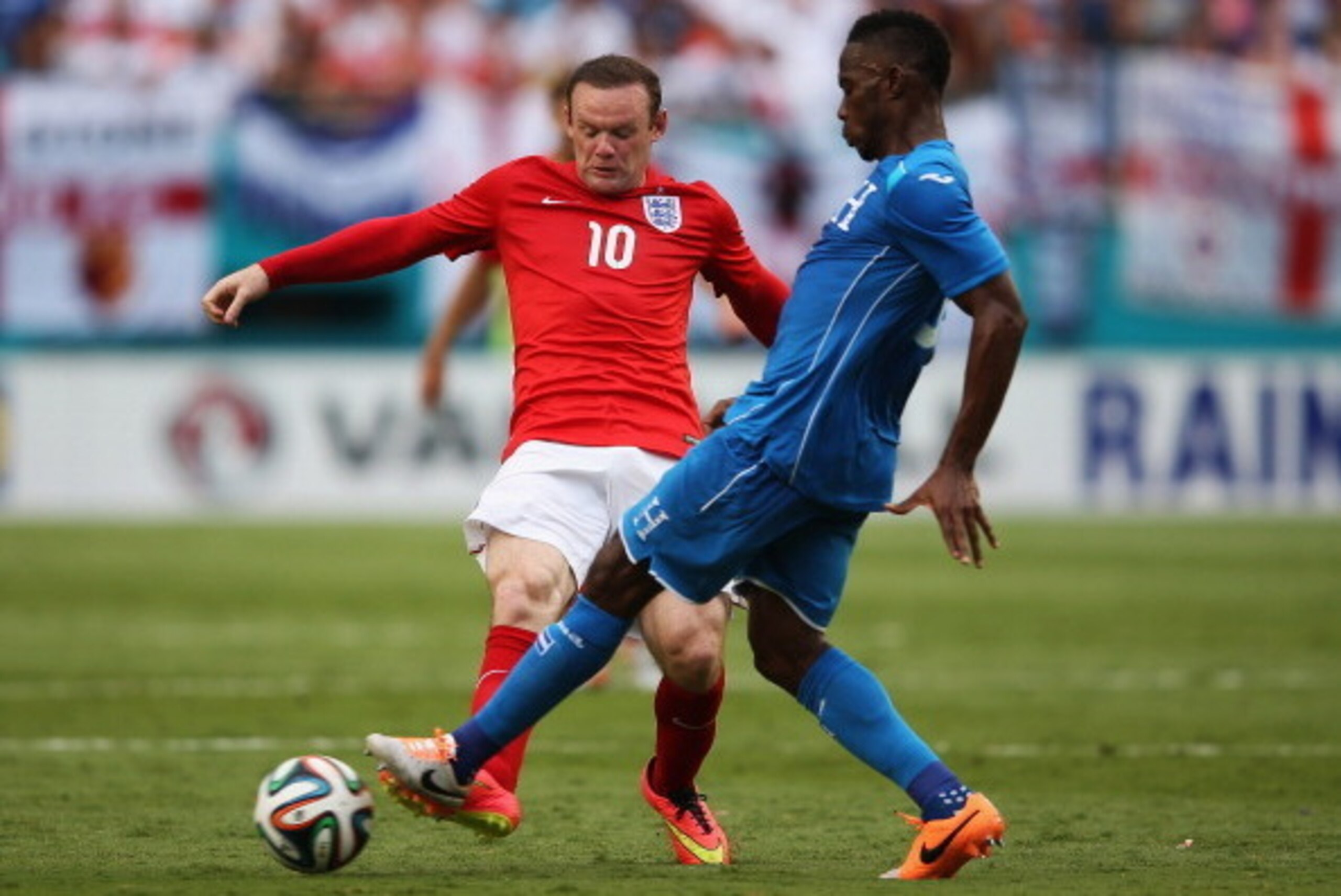 MIAMI GARDENS, FL - JUNE 07: Maynor Figueroa of Honduras challenges Wayne Rooney of England in the second half during the International Friendly match between England and Honduras at Sun Life Stadium on June 7, 2014 in Miami Gardens, Florida. (Photo by R MIAMI GARDENS, FL - JUNE 07: Maynor Figueroa of Honduras challenges Wayne Rooney of England in the second half during the International Friendly match between England and Honduras at Sun Life Stadium on June 7, 2014 in Miami Gardens, Florida. (Photo by R
