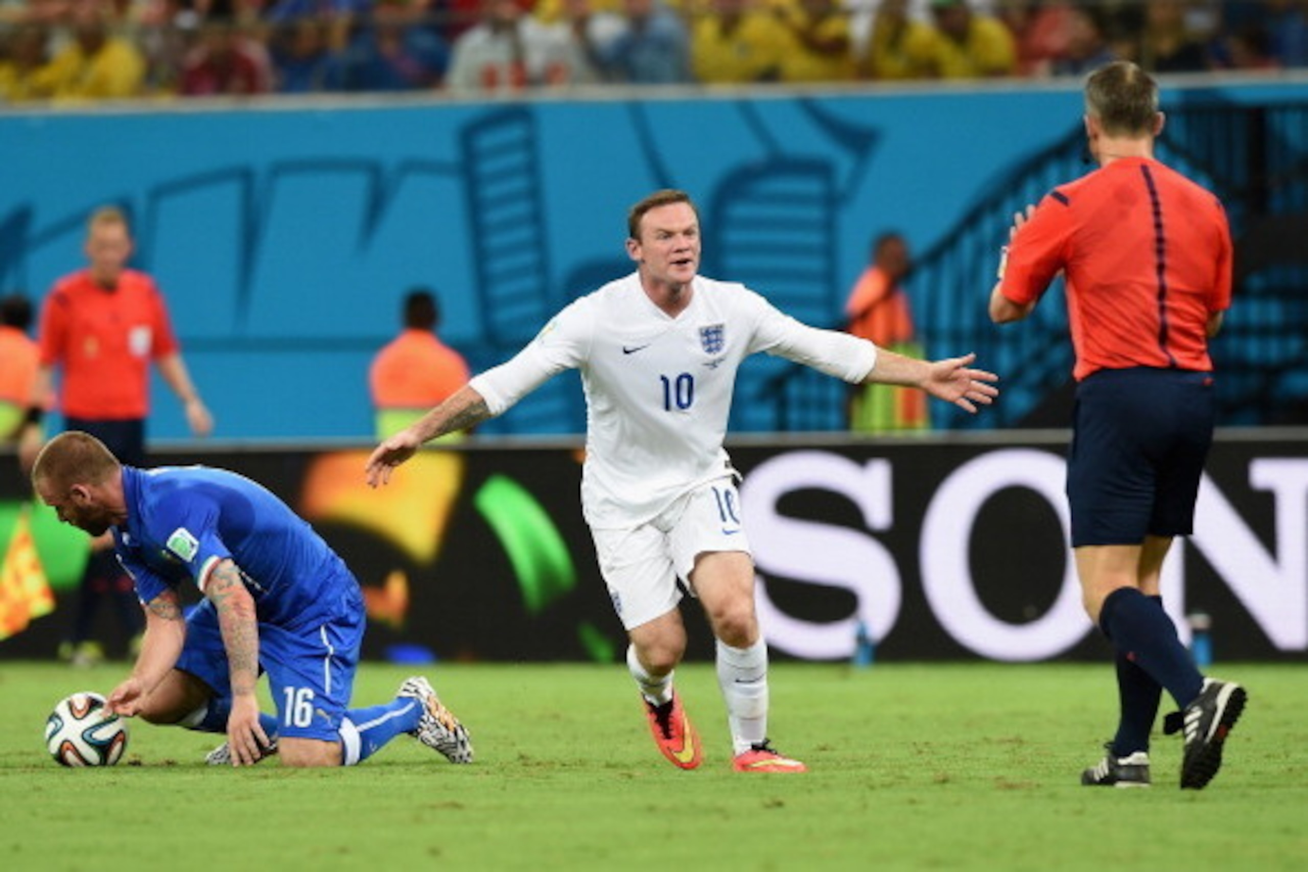 MANAUS, BRAZIL - JUNE 14:  Wayne Rooney of England reacts towards the referee during the 2014 FIFA World Cup Brazil Group D match between England and Italy at Arena Amazonia on June 14, 2014 in Manaus, Brazil.  (Photo by Claudio Villa/Getty Images)