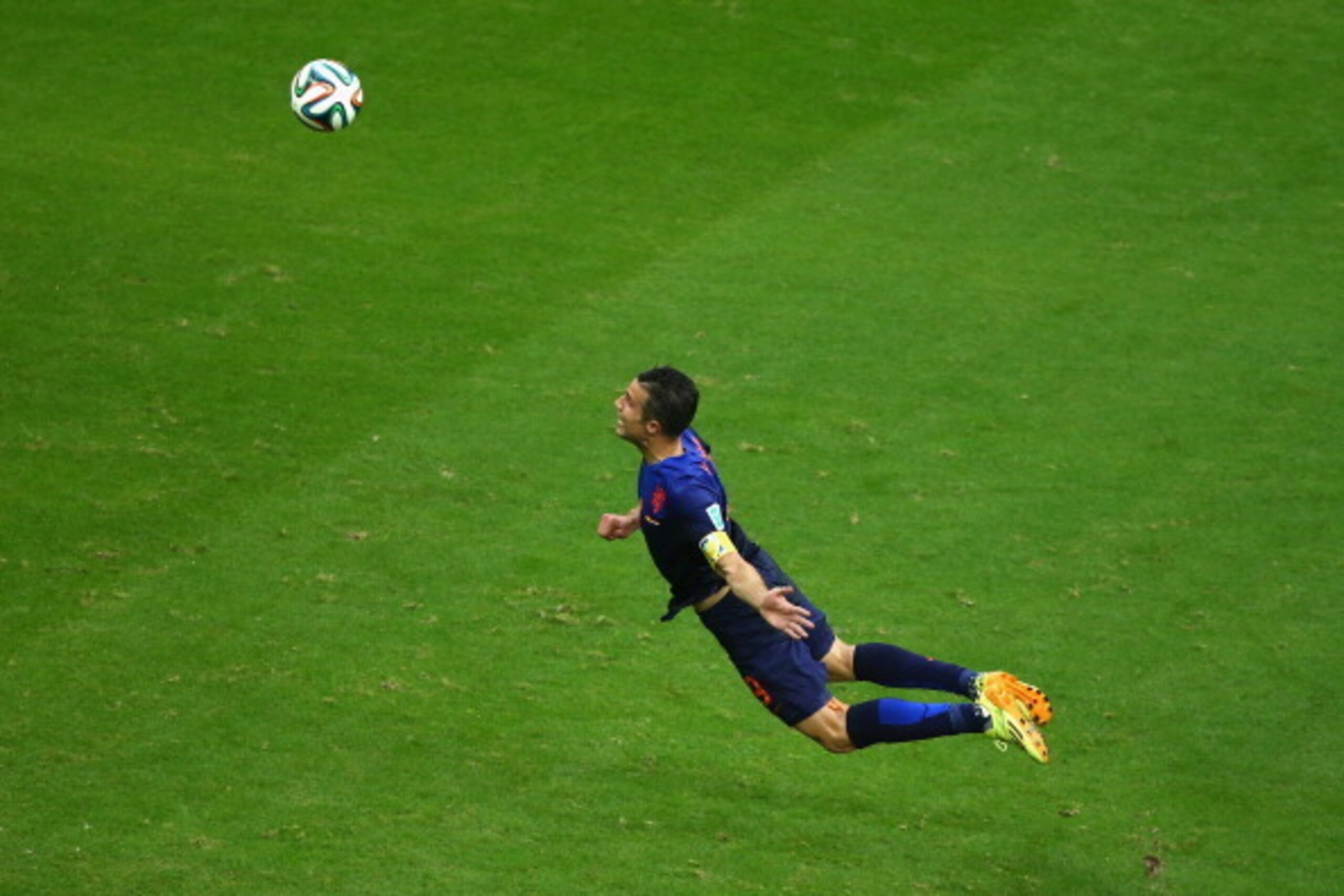 SALVADOR, BRAZIL - JUNE 13:  Robin van Persie of the Netherlands scores the team's first goal with a diving header in the first half during the 2014 FIFA World Cup Brazil Group B match between Spain and Netherlands at Arena Fonte Nova on June 13, 2014 in 