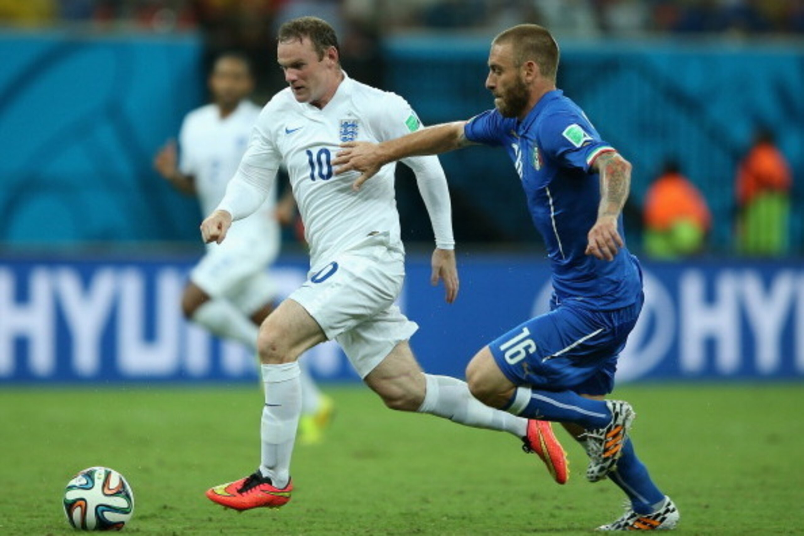 MANAUS, BRAZIL - JUNE 14:  Daniele De Rossi of Italy fights off Wayne Rooney of England during the 2014 FIFA World Cup Brazil Group D match between England and Italy at Arena Amazonia on June 14, 2014 in Manaus, Brazil.  (Photo by Richard Heathcote/Getty 