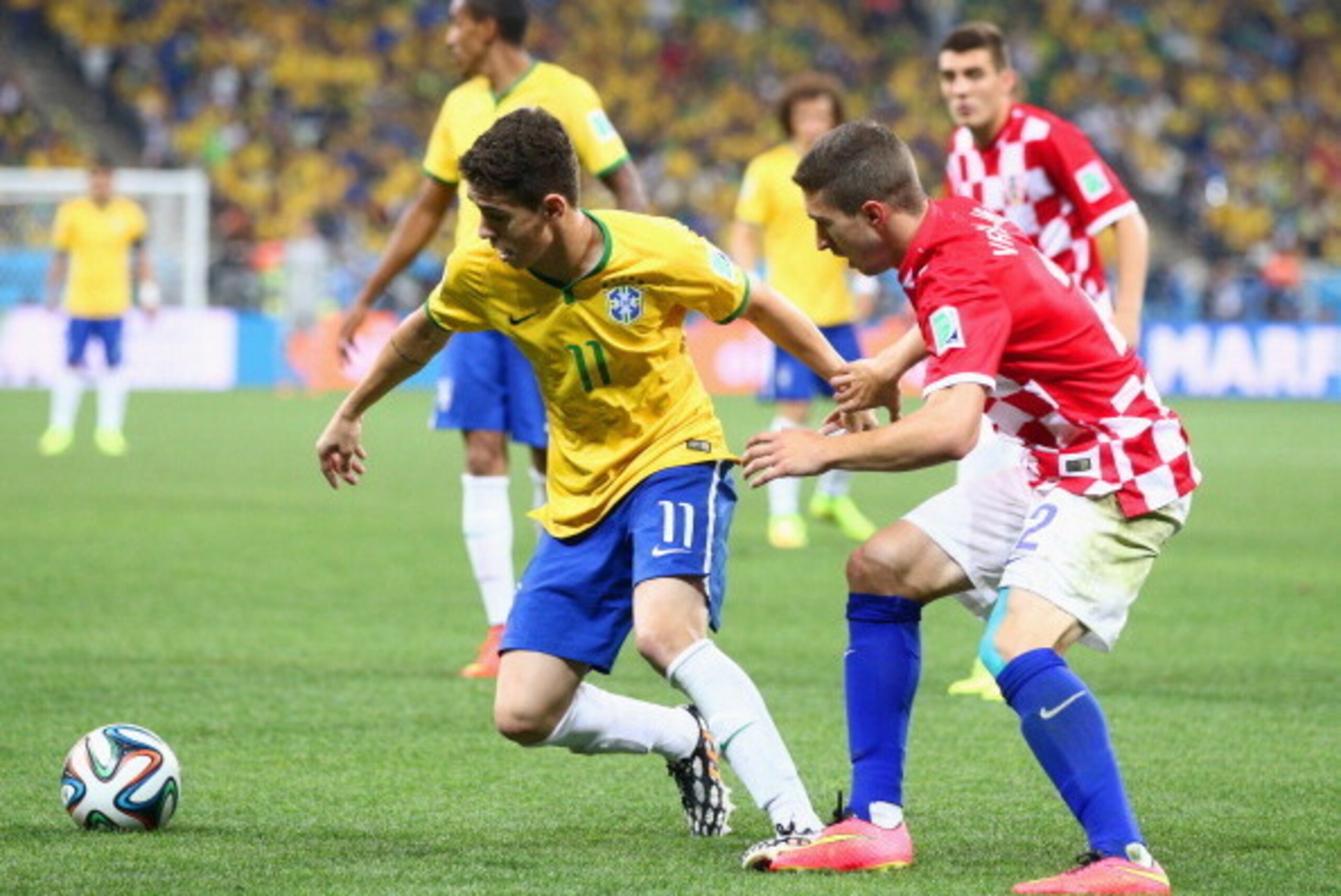 SAO PAULO, BRAZIL - JUNE 12: Sime Vrsaljko of Croatia marshalls Oscar of Brazil  during the 2014 FIFA World Cup Brazil Group A match between Brazil and Croatia at Arena de Sao Paulo on June 12, 2014 in Sao Paulo, Brazil.  (Photo by Adam Pretty/Getty Image