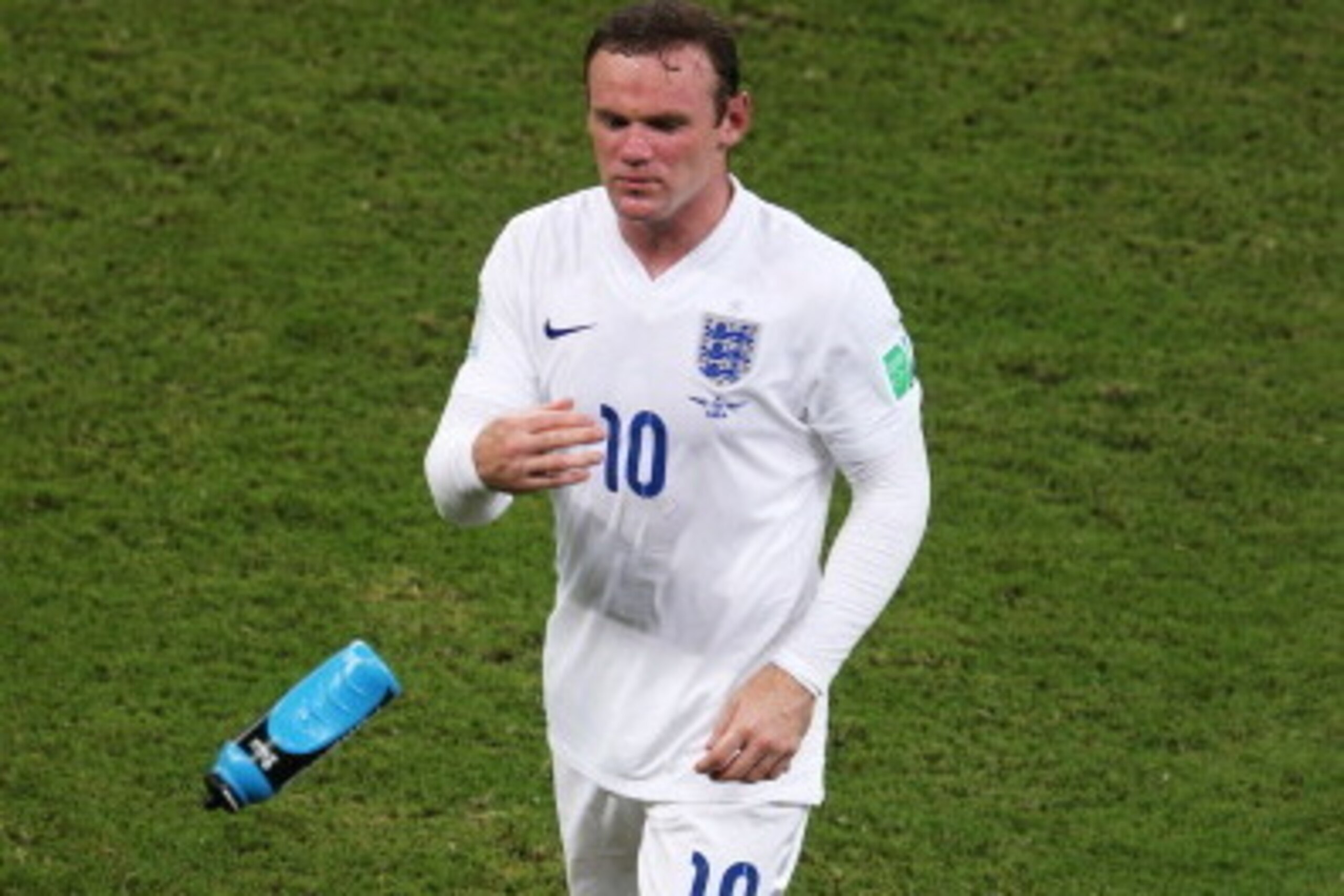 MANAUS, BRAZIL - JUNE 14:  Wayne Rooney of England takes a drink during the 2014 FIFA World Cup Brazil Group D match between England and Italy at Arena Amazonia on June 14, 2014 in Manaus, Brazil.  (Photo by Warren Little/Getty Images)