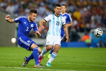 RIO DE JANEIRO, BRAZIL - JUNE 15:  Ermin Bicakcic of Bosnia and Herzegovina and Sergio Aguero of Argentina battle for the ball during the 2014 FIFA World Cup Brazil Group F match between Argentina and Bosnia-Herzegovina at Maracana on June 15, 2014 in Rio